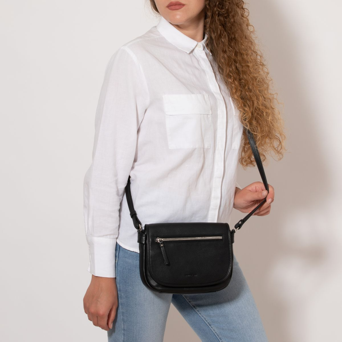 Deze stijlvolle schoudertas met klep combineert een elegant design met een praktische indeling. Dankzij de hoogwaardige afwerking en het doordachte opbergsysteem is deze tas ideaal voor dagelijks gebruik, werk of een dagje uit.

De tas is voorzien van een klep met ritssluiting, waardoor je spullen veilig opgeborgen blijven. Ook aan de achterkant bevindt zich een extra ritsvak, perfect voor items die je snel bij de hand wilt hebben, zoals sleutels of een pasje. De verstelbare schouderriem zorgt ervoor dat je de tas comfortabel op de gewenste lengte kunt dragen.

De klep is volledig met leer gevoerd, wat zorgt voor een luxe uitstraling en extra duurzaamheid. Onder de klep bevindt zich een ruim vak met ritssluiting, waarin je je essentials overzichtelijk kunt opbergen. Binnenin vind je daarnaast een steekvak voor een mobiel, een extra ritsvak en een smallere pocket voor kleinere accessoires.

Door de combinatie van functionaliteit, luxe afwerking en een tijdloos ontwerp is deze tas een veelzijdige accessoire die perfect past bij zowel casual als zakelijke outfits.

Kenmerken:

Schoudertas met klep

Klep volledig leer gevoerd

Ritsvak in de klep

Extra ritsvak aan de achterzijde

Ruim vak met ritssluiting onder de klep

Binnenzijde met steekvak voor mobiel, ritsvak en smalle pocket

Verstelbare schouderriem voor optimaal draagcomfort

Afmetingen:

Hoogte: 17 cm

Breedte: 23 cm

Diepte: 7 cm