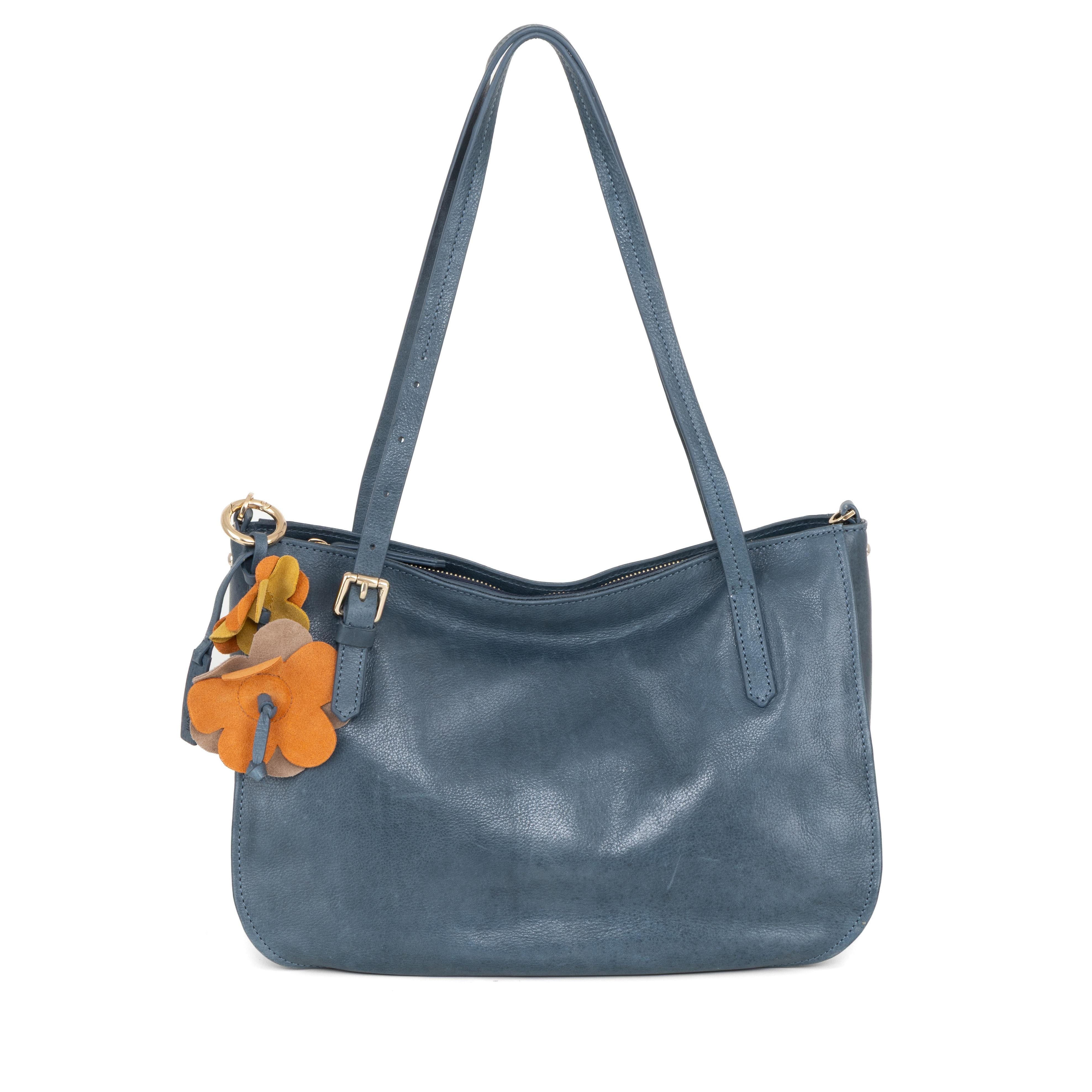 Blauwe Denim Shopper Tas met Verstelbare Crossbody Band

Deze stijlvolle denim shopper tas in blauw is een praktische en modieuze tas voor dagelijks gebruik. Dankzij de afneembare en verstelbare schouderband kan de tas zowel kort over de schouder als lang crossbody worden gedragen. Hierdoor is de tas ideaal voor werk, winkelen of een dagje uit.

Aan de voorkant bevindt zich een handig ritsvak voor spullen die je snel bij de hand wilt hebben, zoals je telefoon of sleutels. Bovenaan heeft de tas een steekvak met magneetsluiting voor extra gebruiksgemak.

Daarnaast beschikt de tas over een ruim ritsvak. Binnenin dit vak vind je twee steekvakken en een extra ritsvak, zodat je kleinere items overzichtelijk kunt opbergen.

De combinatie van stoer denim, een shopper model en praktische opbergmogelijkheden maakt deze tas een perfecte dagelijkse schoudertas en crossbody tas.

Kenmerken:

Blauwe denim shopper tas

Afneembare en verstelbare schouderband

Te dragen als schoudertas en crossbody tas

Ritsvak aan de voorkant

Steekvak bovenkant met magneetsluiting

Groot ritsvak met twee steekvakken en een extra ritsvak binnenin

Afmetingen:
Hoogte: 23,5 cm
Breedte: 35 cm
Diepte: 10 cm