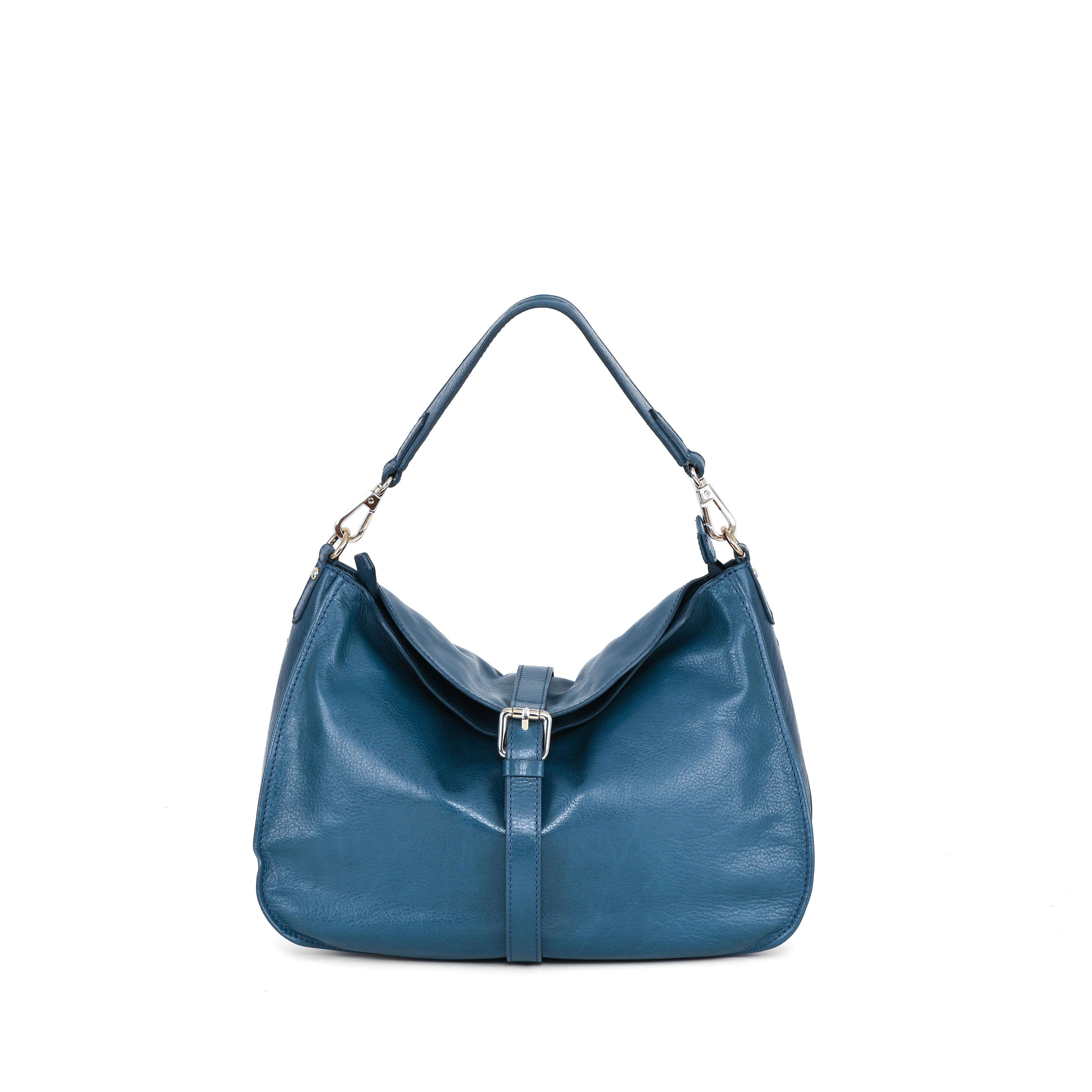 eef je outfit een trendy upgrade met deze modische tas in de kleur denim blue. De stijlvolle kleur en het eigentijdse design maken deze tas een perfecte accessoire voor zowel casual als modieuze looks. Dankzij het praktische formaat en de slimme indeling is deze tas ideaal voor dagelijks gebruik.

Aan de voorzijde bevindt zich een handig ritsvak, perfect voor spullen die je snel bij de hand wilt hebben, zoals je telefoon, sleutels of pasjes. Het ruime hoofdvak biedt voldoende plaats voor je dagelijkse essentials en is aan de binnenkant voorzien van een steekvak en een ritsvak, zodat je je spullen overzichtelijk kunt organiseren.

De tas wordt geleverd met een korte schouderriem voor een elegante draagstijl. Daarnaast heeft de tas ook een lange, afneembare schouderriem, waardoor je hem comfortabel over de schouder of crossbody kunt dragen. Zo kun je eenvoudig wisselen tussen verschillende stijlen en draagopties.

Met zijn modieuze uitstraling, praktische indeling en veelzijdige draagmogelijkheden is deze tas een perfecte keuze voor werk, shoppen of een dagje uit.

Kenmerken:

Modische tas in kleur denim blue

Ritsvak aan de voorzijde

Ruim hoofdvak

Binnenzijde met steekvak en ritsvak

Korte schouderriem

Lange, afneembare schouderriem voor crossbody dragen

Afmetingen:

Hoogte: 24 cm

Breedte: 36 cm

Diepte: 10.5 cm

