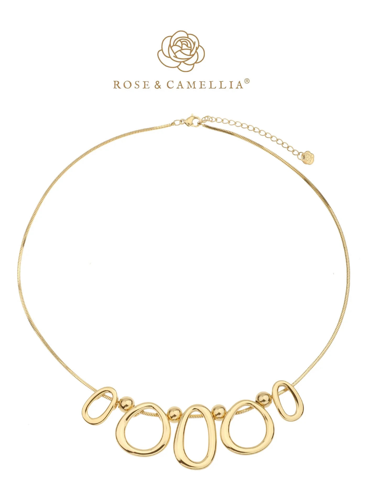 Dit Rose & Camellia Collier is een verguld edelstalen sieraad van 42 + 5 cm en heeft modelnummer 1700018108994. Dit elegante halskettingontwerp past zowel bij casual als formele outfits. Draag het solo voor een verfijnde look of combineer het met andere kettingen voor een trendy, gelaagd effect. Een perfecte aanvulling op elke sieradencollectie.