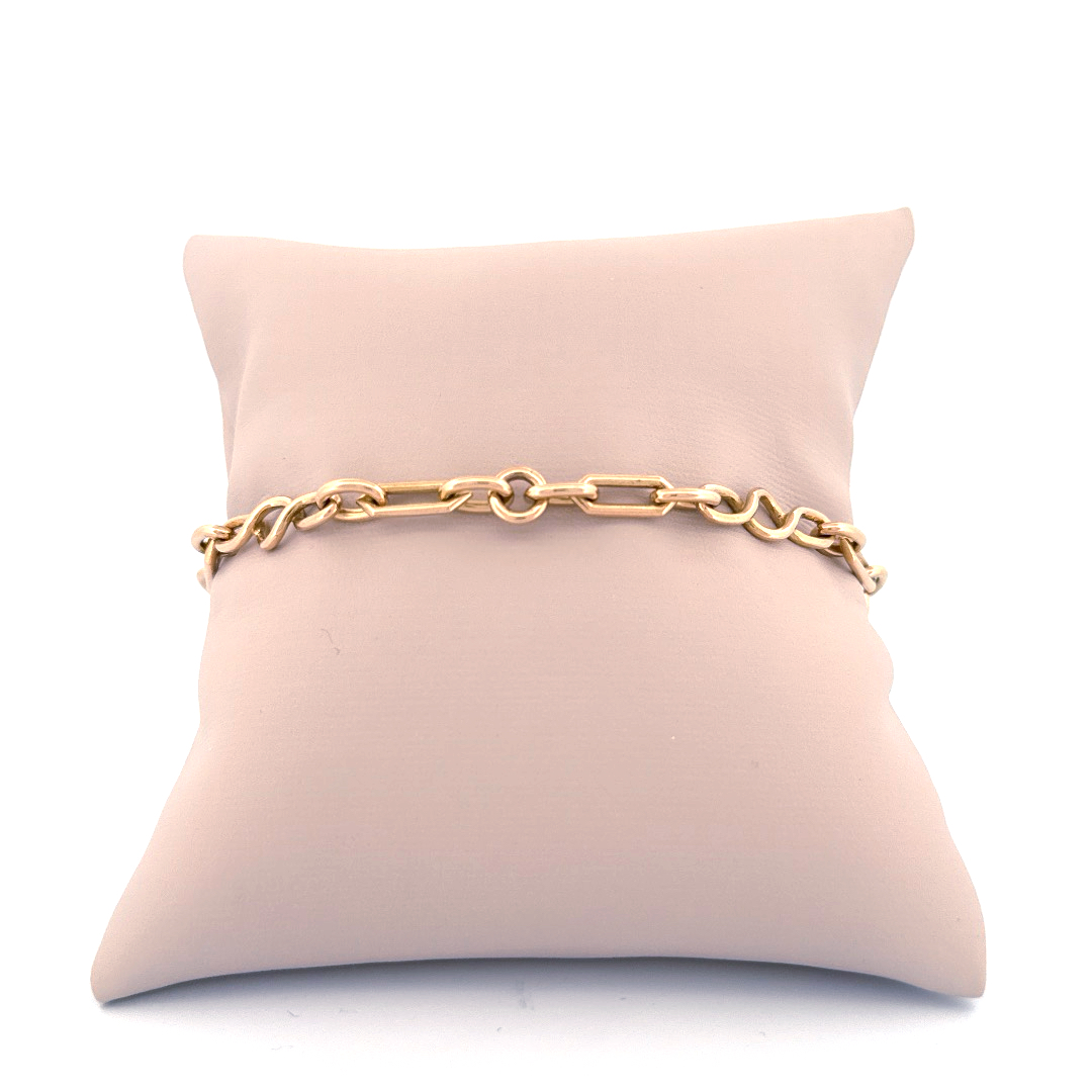 De 18Krt Geelgouden Armband is een elegante toevoeging aan uw sieradencollectie. Gemaakt van hoogwaardig 18-karaats geelgoud, straalt deze armband tijdloze klasse uit. Perfect voor elke gelegenheid, van dagelijks gebruik tot formele evenementen. Draag het solo voor een verfijnde look of combineer met andere sieraden voor extra flair. Er is ook een bijpassend collier verkrijgbaar
