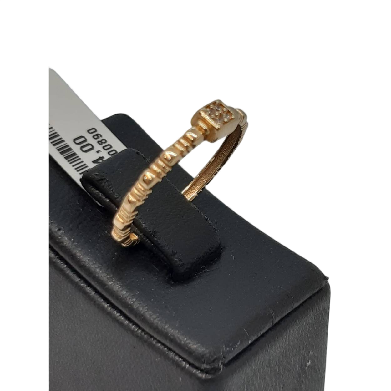 De gouden ring met modelnummer BREA-000676 is een prachtig 14-karaats gouden sieraad met een glanzende afwerking. Deze ring, maat 54, heeft een stijlvolle goudkleurige uitstraling. Draag deze elegante ring op dagelijkse basis of bij speciale gelegenheden om elke outfit een verfijnde touch te geven. Perfect als aanvulling op uw sieradencollectie.