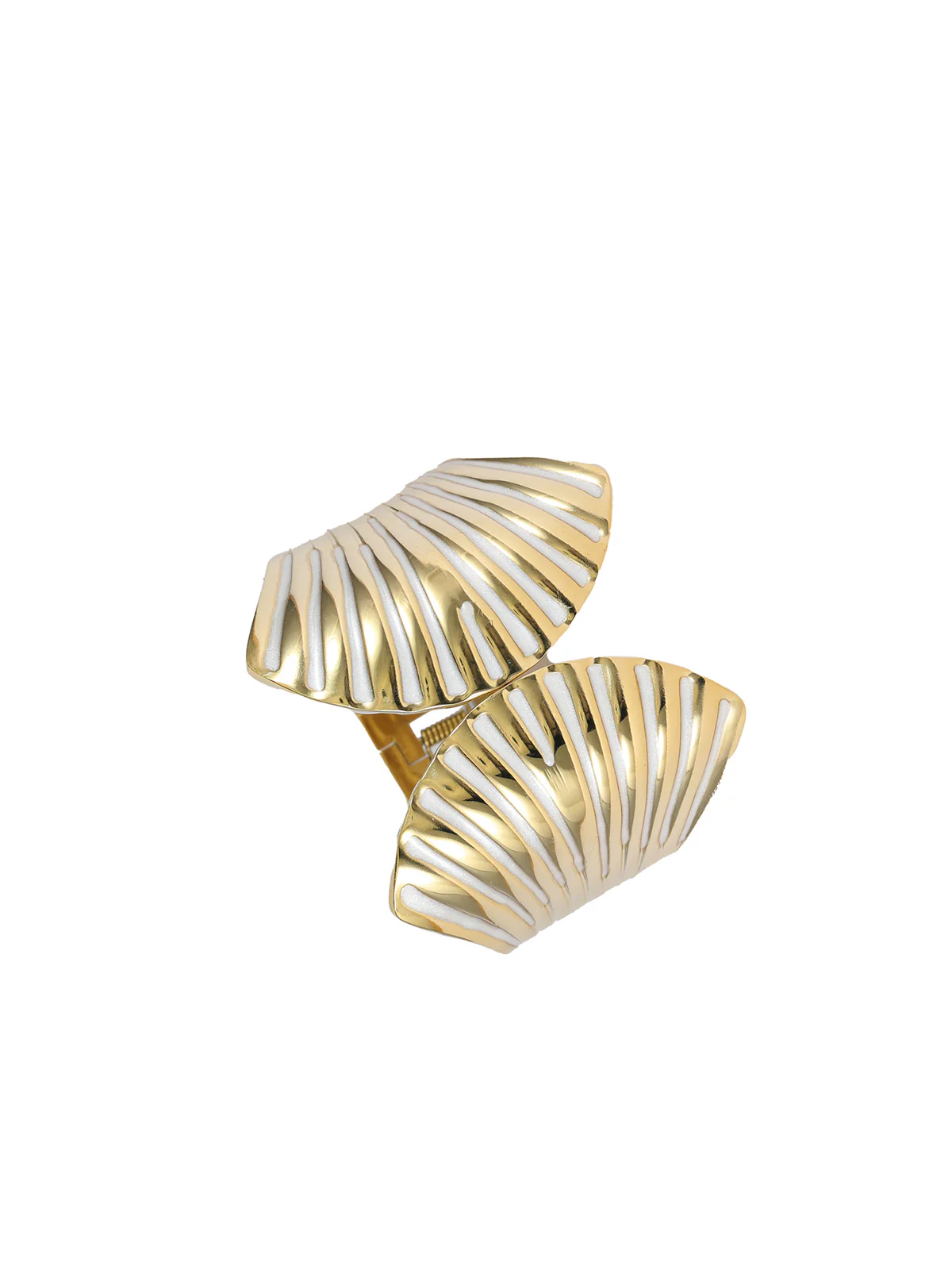 Dit product, modelnummer 2110040510006, is een verfijnde armband gemaakt van verguld edelstaal. Het is een prachtig sieraad dat je pols elegant accentueert. Draag het solo voor een subtiele look of combineer met andere armbanden voor een modieuze uitstraling. Perfect voor elke gelegenheid.