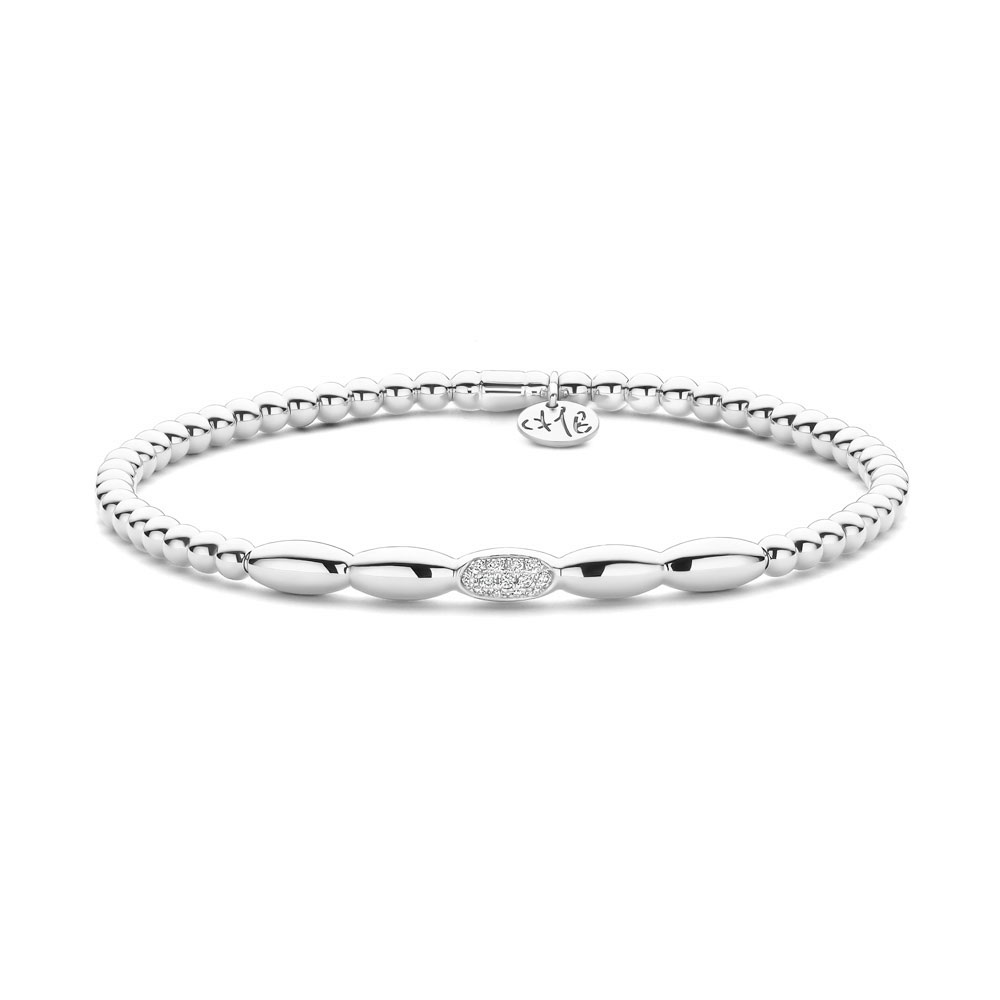 Een elegante armband van witgoud, verfijnd afgewerkt met sprankelende diamanten voor een luxueuze en tijdloze uitstraling. Dankzij het kenmerkende flexibele ontwerp van Hulchi Belluni biedt de armband niet alleen stijl, maar ook uitzonderlijk draagcomfort.