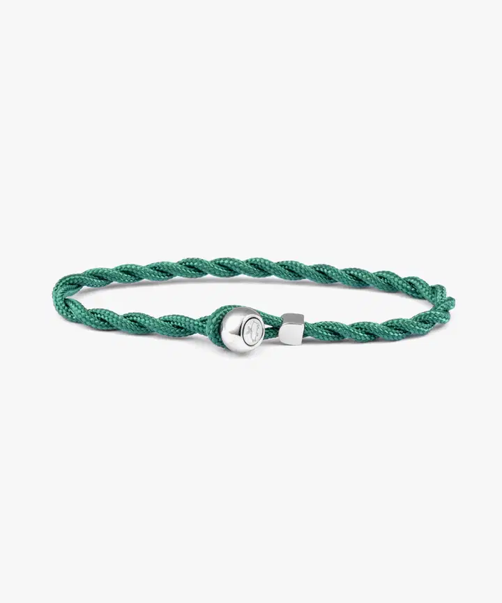 De Easy Ed armband in Patina Green en Zilver,  is een stijlvolle armband voor iedere gelegenheid. Gemaakt van hoogwaardige materialen, biedt het een unieke mix van duurzaamheid en elegantie. Draag het alleen of combineer het met andere sieraden voor een gelaagde look. Perfect voor zowel casual als formele outfits.