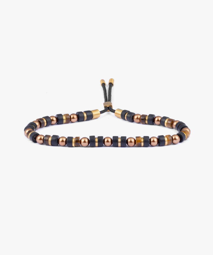 De Brontide 4mm verstelbare SO M armband, valt onder de categorie "Jewel" en is een prachtige armband. Het is een veelzijdig accessoire dat moeiteloos bij elke outfit past. Draag de armband solo voor een subtiele look of combineer met andere sieraden voor een gelaagde stijl. Perfect voor iedere gelegenheid.