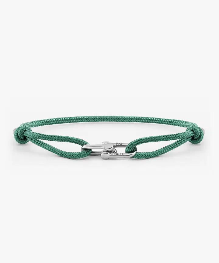 De Daunting Dean armband (Patina Green I Silver, M 18-19cm) is een opvallende accessoire. Dit unieke sieraad, in de categorie armband, voegt een stijlvolle toets toe aan elke outfit. Draag hem om uw pols voor een chique en verfijnde uitstraling. Perfect voor zowel dagelijks gebruik als bijzondere gelegenheden.