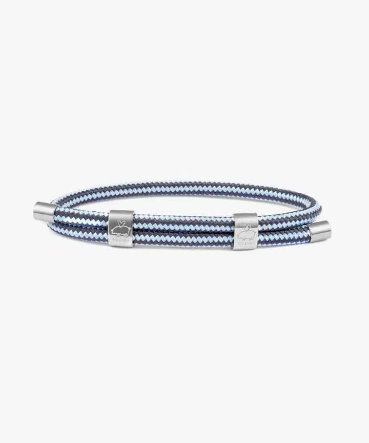 De Little Lewis DBL armband in leisteengrijs, arctisch blauw en zilver en valt onder de categorie 'Juweel' als 'Armband'. Draag hem om de pols als een opvallend accessoire bij zowel casual als formele outfits. Combineer het zorgvuldig met bijpassende sieraden voor een stijlvolle uitstraling.