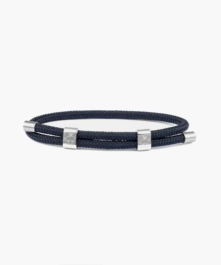 De Little Lewis DBL (Navy I Silver, L 20-21cm) is een stijlvolle armband van een niet nader genoemd merk,  Deze armband valt onder de categorie JEWEL en is specifiek een BRACELET. Het beste te dragen om uw pols voor een elegante en modieuze uitstraling. Perfect voor zowel casual als formele gelegenheden.