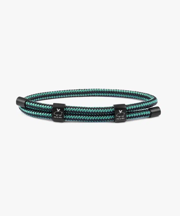 De Little Lewis DBL armband (Patina Green - Black I Black, M 18-19cm), is een stijlvolle armband uit de categorie "JEWEL". Deze armband is ideaal om casual of chique te dragen en vormt een perfecte aanvulling op zowel dagelijkse als formele outfits. Draag het als statement piece of combineer met andere sieraden voor een gelaagde look.