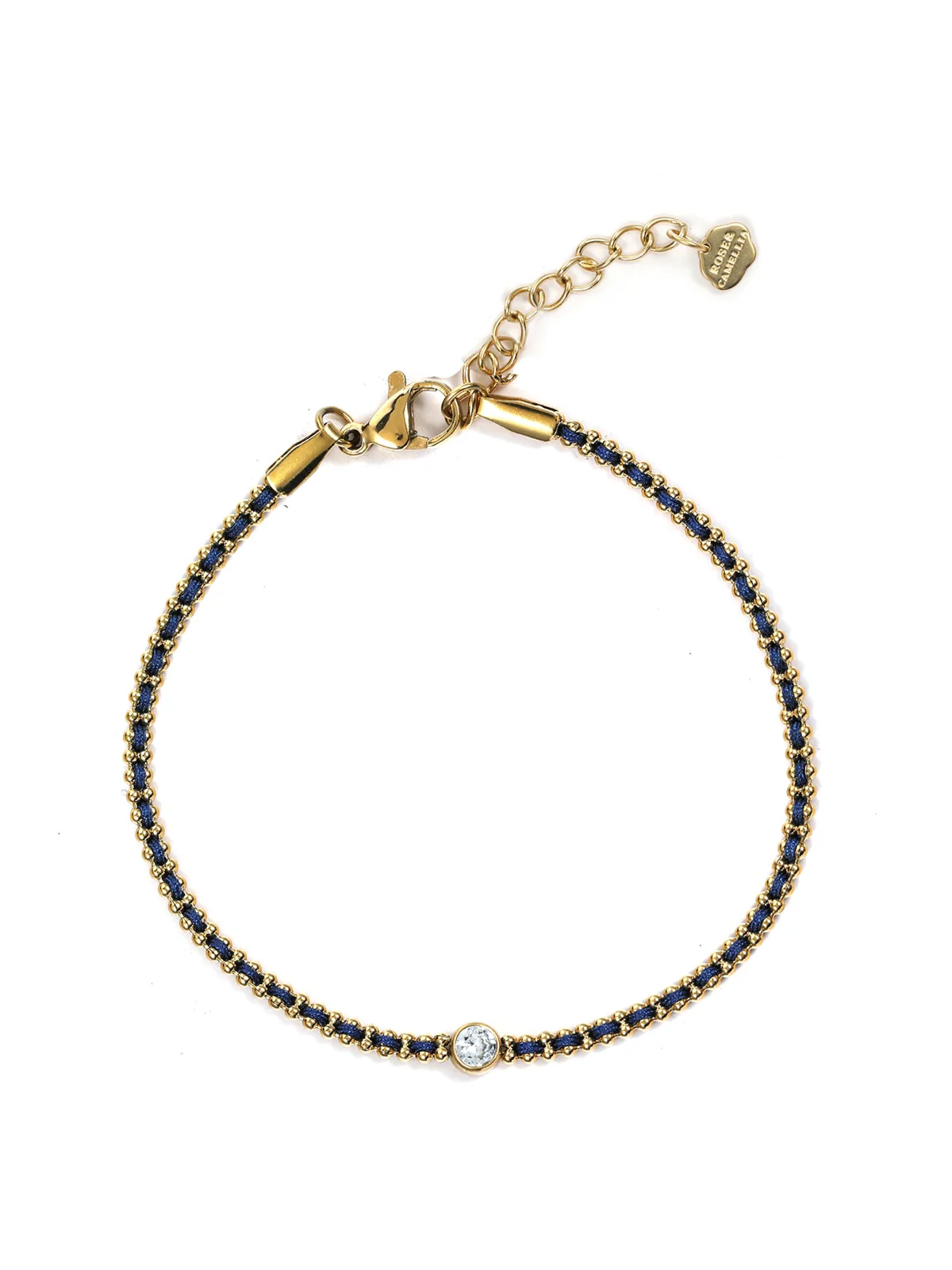 De Rose & Camellia Armband in Donkerblauw, modelnummer 2110042608992, valt onder de categorie sieraden en is specifiek een armband. Deze verfijnde armband kan stijlvol worden gedragen bij zowel formele als casual gelegenheden. Combineer het met andere blauwe accenten voor een samenhangende look of draag het als een statement stuk op zichzelf.