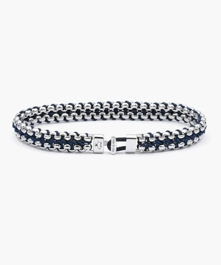 De Catena Venetian 7mm (Navy I Silver, M (18cm) is een stijlvolle armband met een verfijnde combinatie van navy en zilveren accenten. Deze armband is perfect om solo te dragen of te combineren met andere sieraden voor een gelaagde look. Ideaal voor zowel casual als formele gelegenheden.

Categorie: Sieraad  
Type: Armband
