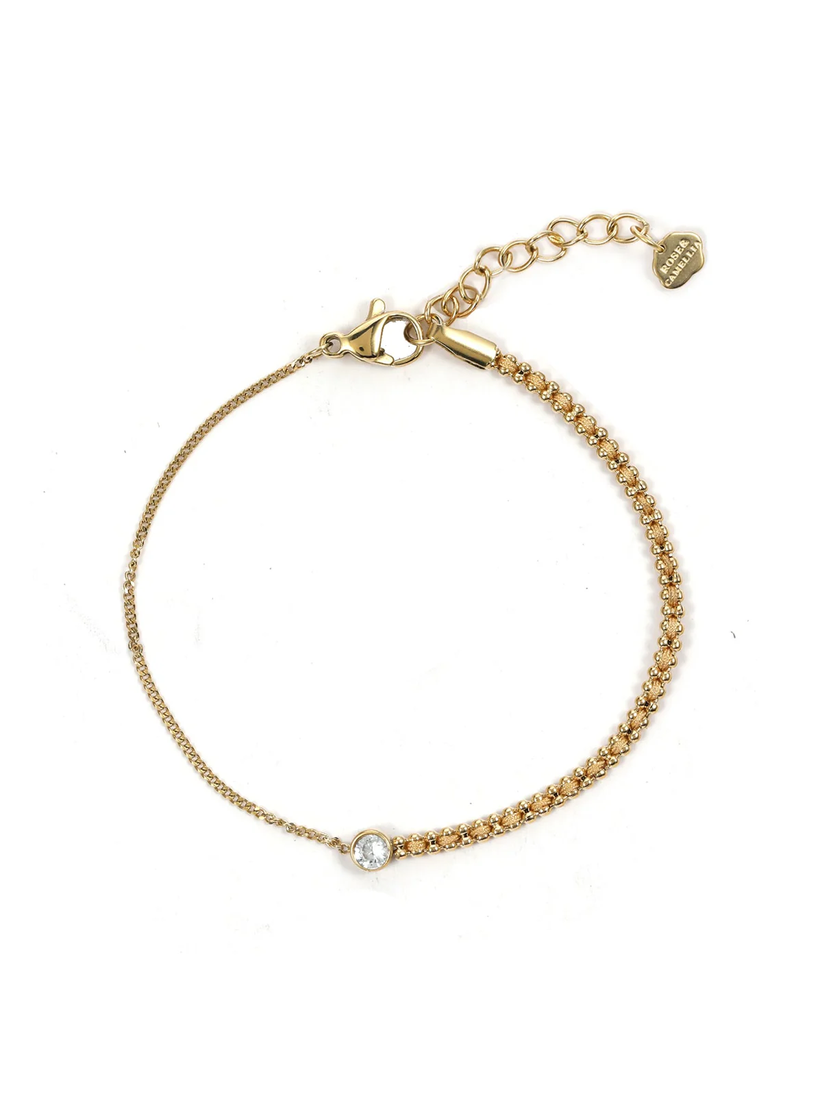 De Rose & Camellia Armband Zirconia, modelnummer 2110043208993, is een verfijnde armband met subtiele schittering door de zirconia-steentjes. Perfect om je pols te verfraaien, geschikt voor zowel dagelijkse als formele gelegenheden. Draag het solo voor een verfijnde look of combineer het met andere sieraden voor een trendy stijl. Een must-have voor elke sieradenliefhebber.