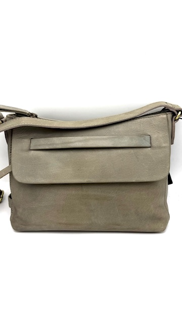 Soepel Lederen Schoudertas met Flap en Verstelbare Riem

Deze stijlvolle soepel lederen schoudertas combineert een tijdloos design met praktische opbergmogelijkheden. Aan de voorzijde bevindt zich een verborgen ritsvak onder de flap, ideaal voor spullen die je snel bij de hand wilt hebben. De achterzijde is voorzien van een extra ritsvak.

De tas sluit met een rits aan de bovenkant (toprits). Onder de flap bevindt zich het hoofdvak met een steekvak en een ritsvak, zodat je kleinere items overzichtelijk kunt opbergen, zoals je telefoon, sleutels of portemonnee.

Dankzij de verstelbare schouderriem draag je de tas comfortabel op de gewenste lengte. Het soepele leer geeft de tas een luxe uitstraling en zorgt ervoor dat hij prettig draagt.

Kenmerken:

Soepel lederen schoudertas

Verborgen ritsvak aan de voorzijde onder de flap

Achterzijde met ritsvak

Toprits voor veilige afsluiting

Hoofdvak met steekvak en ritsvak

Verstelbare schouderriem

Afmetingen:
Hoogte: 19 cm
Breedte: 24 cm
Diepte: 8 cm