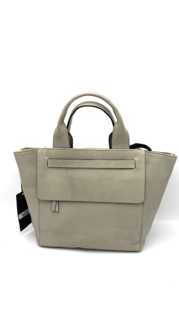 Soepel Lederen Schoudertas met Flap en Verstelbare Riem

Deze stijlvolle soepel lederen schoudertas combineert een tijdloos design met praktische opbergmogelijkheden. Aan de voorzijde bevindt zich een verborgen ritsvak onder de flap, ideaal voor spullen die je snel bij de hand wilt hebben. De achterzijde is voorzien van een extra ritsvak.

De tas sluit met een rits aan de bovenkant (toprits). Onder de flap bevindt zich het hoofdvak met een steekvak en een ritsvak, zodat je kleinere items overzichtelijk kunt opbergen, zoals je telefoon, sleutels of portemonnee.

Dankzij de verstelbare schouderriem draag je de tas comfortabel op de gewenste lengte. Het soepele leer geeft de tas een luxe uitstraling en zorgt ervoor dat hij prettig draagt.

Kenmerken:

Soepel lederen schoudertas

Verborgen ritsvak aan de voorzijde onder de flap

Achterzijde met ritsvak

Toprits voor veilige afsluiting

Hoofdvak met steekvak en ritsvak

Verstelbare schouderriem

Afmetingen:
Hoogte: 24 cm
Breedte: 25 cm
Diepte: 9 cm