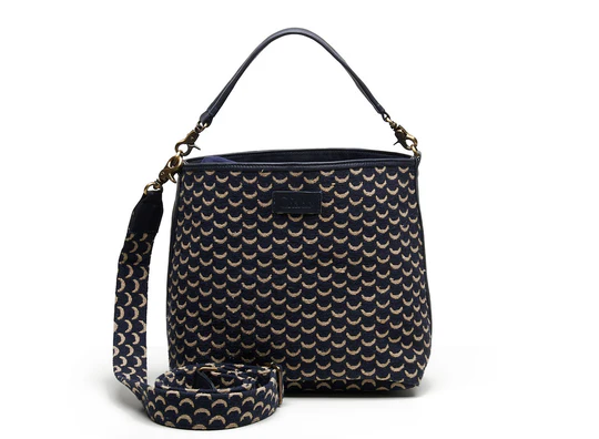 Ben je op zoek naar een opvallende en stijlvolle schoudertas met veel ruimte en draagcomfort? De Suus Shoulderbagis een elegante combinatie van luxe jacquard stof en hoogwaardig leer en is perfect voor dagelijks gebruik.

Veelzijdig en comfortabel te dragen
Deze Chabo schoudertas is ontworpen met zowel een kort leren hengsel als een lang, verstelbaar en breed stoffen hengsel. Hierdoor draag je de tas eenvoudig over de schouder, in de hand of crossbody. Ideaal voor elke gelegenheid.

Slim en veilig ingedeeld
De Suus Shoulderbag heeft een ruime binnenkant die afsluitbaar is met een koordsluiting. Binnenin vind je:

een extra ritsvak

twee insteekvakken voor het overzichtelijk opbergen van je essentials

Aan de buitenzijde zit een praktisch insteekvak met magneetsluiting, perfect voor items die je snel bij de hand wilt hebben.

Luxe afwerking & eye-catcher design
De leren biezen aan de zijkanten en de verfijnde leren afwerking op de stof geven deze tas een luxe uitstraling. De combinatie van stof en leer maakt de Suus Shoulderbag een echte eye-catcher binnen elke outfit.

Afmetingen
33 x 27 x 17 cm