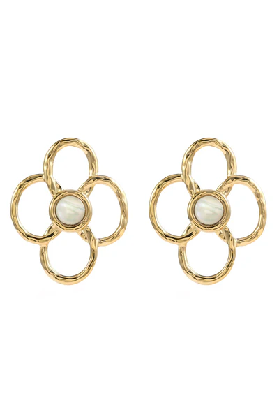 De Rose & Camellia Oorbellen Bloem, modelnummer 3110648210505, straalt elegantie uit dankzij hun verfijnde bloemdesign. Draag ze met een opgestoken kapsel of een eenvoudige knot om de subtiele schoonheid te benadrukken. Ideaal voor zowel dagelijks gebruik als speciale gelegenheden en voegen een vleugje verfijning toe aan elke outfit.