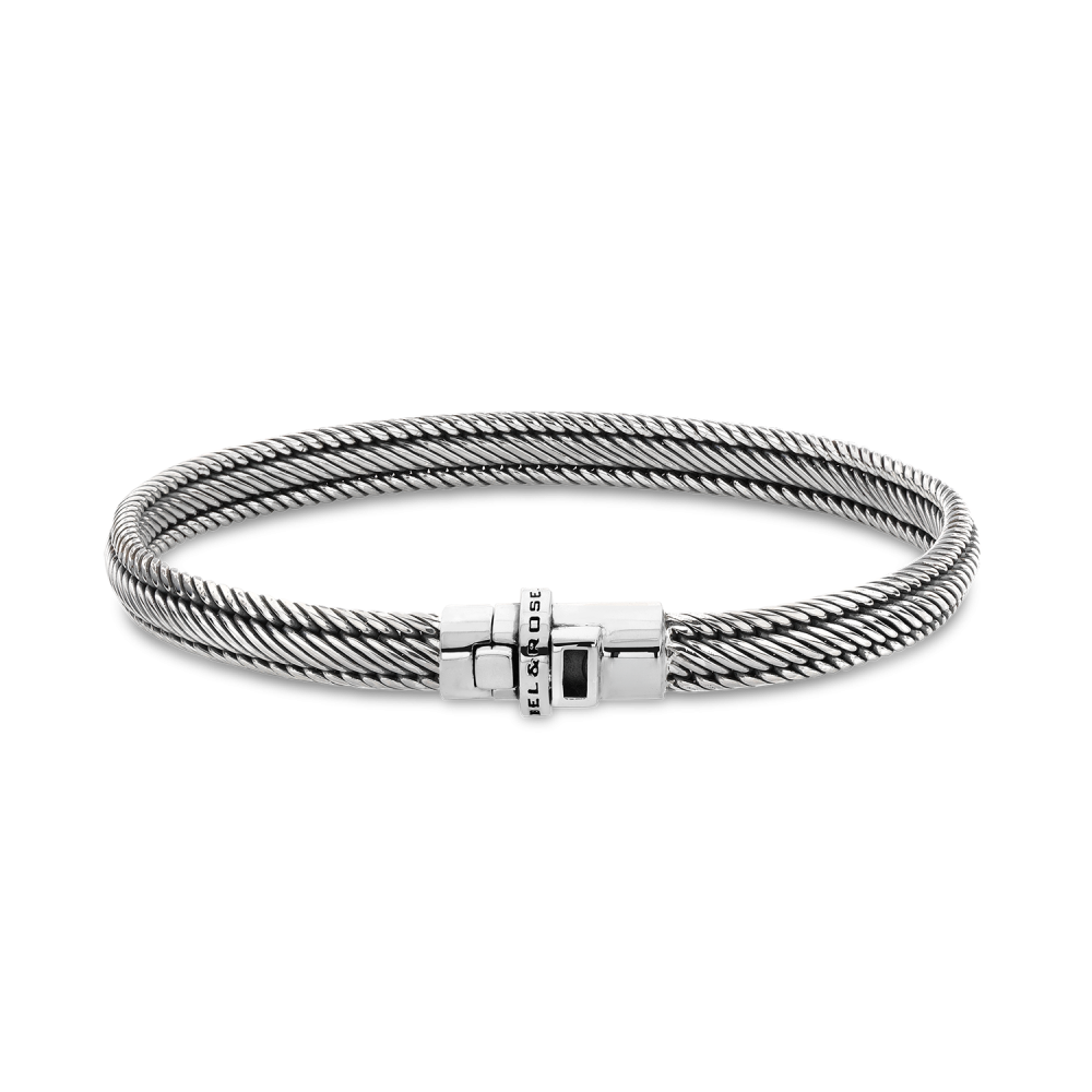 Product Memory Lane - Demete met modelnummer RR-ML003-M is een prachtige armband in de categorie sieraden. Deze verfijnde armband voegt elegantie en stijl toe aan elke outfit. Draag het solo voor een subtiele uitstraling of combineer het met andere armbanden voor een modieuze gelaagdheid. Perfect voor dagelijks gebruik of speciale gelegenheden.