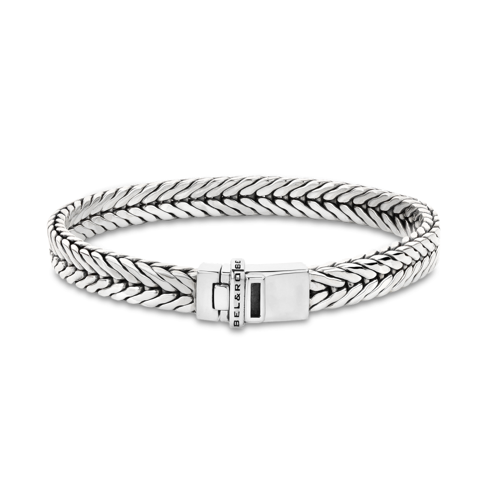 Memory Lane - Hermes, modelnummer RR-ML002-M, is een fascinerend juweel dat verfijning en elegantie uitstraalt. Combineer deze prachtige ketting met een eenvoudige blouse of een elegante jurk om de verfijnde details te accentueren. Perfect voor speciale gelegenheden of als een statement-stuk voor dagelijks gebruik. Voeg een vleugje glamour toe aan elke outfit met deze unieke creatie.