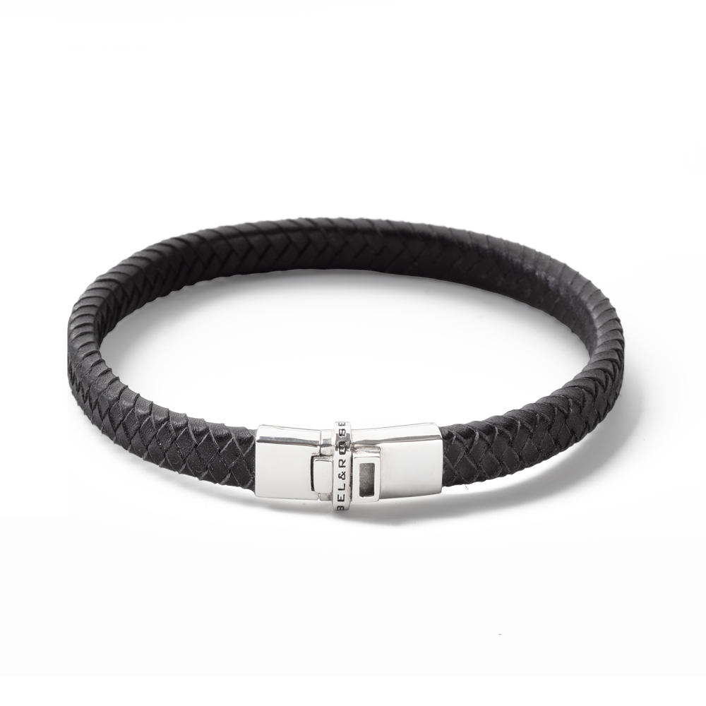 De Memory Lane - Small armband, modelnummer RR-ML004-M, is een fantasiearmband in de categorie 'JEWEL'. Deze stijlvolle en unieke armband is perfect voor speciale gelegenheden. Draag hem solo voor een verfijnde look of combineer met andere armbanden voor een gedurfde stijl. Voeg een vleugje glamour toe aan je outfit met deze prachtige armband.