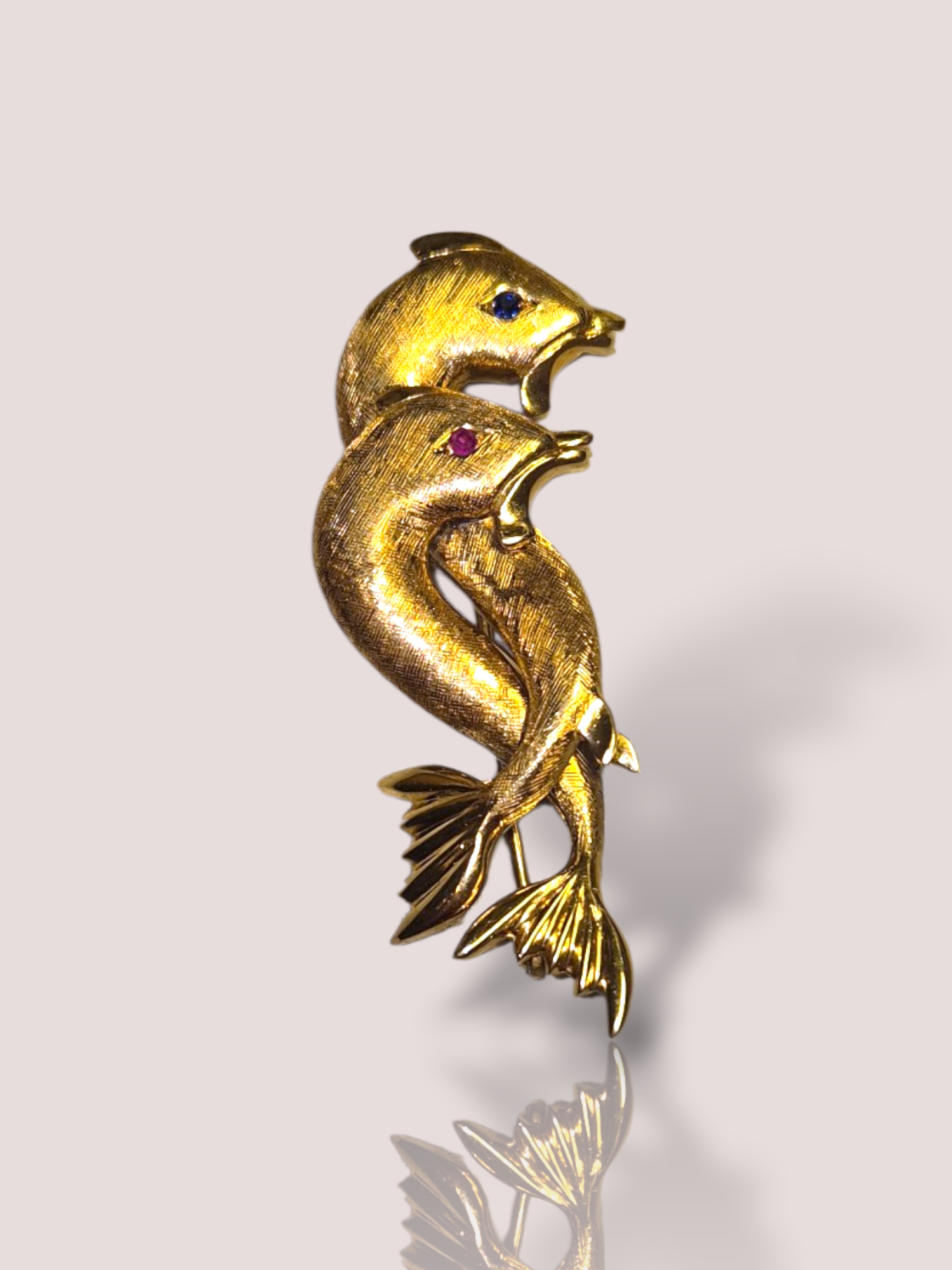 Deze prachtige vintage broche van 14k geel goud met modelnummer 40404040 is versierd met elegante dolfijnen. Perfect voor liefhebbers van unieke sieraden. Deze juweel behoort tot de categorie sieraden, specifiek een broche. Draag hem als eyecatcher op een blazer of jurk voor een stijlvolle en tijdloze uitstraling.