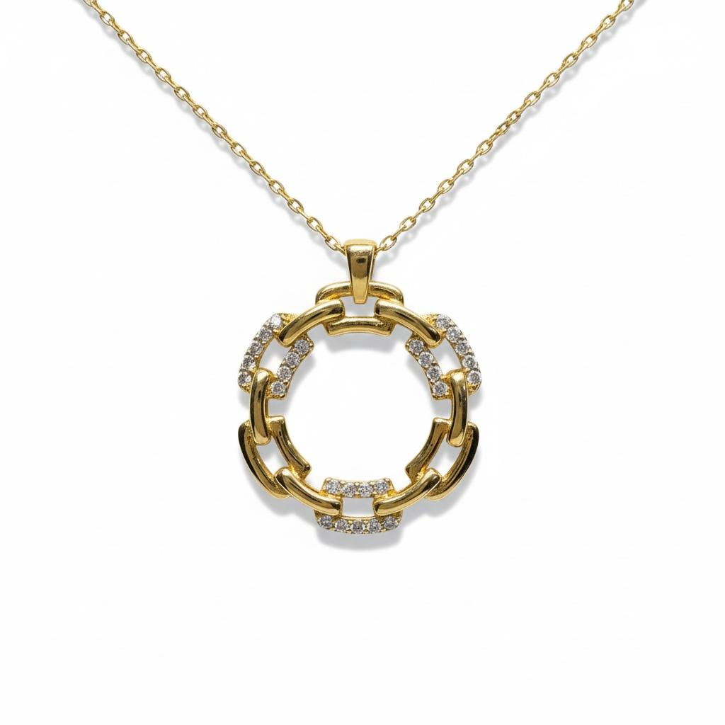 14k gouden collier met ronde schakelhanger (17mm diameter) en een kettinglengte van 45 cm is een elegant sieraad, perfect voor dagelijkse elegantie of speciale gelegenheden. Combineer het met andere gouden accessoires of draag het solo voor een subtiele maar stijlvolle look. Modelnummer: COLLIER SCHAKEL HANGER. Voeg een vleugje luxe toe aan elke outfit met deze tijdloze ketting.