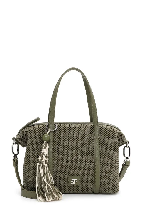 Shopper SFY Gitty &ndash; stijlvolle damestas van fijn synthetisch materiaal met ritssluiting

Een handtas is als een goede vriendin: je neemt haar overal mee naartoe en ze laat je nooit in de steek. Met de Shopper SFY Gitty van SURI FREY kies je voor een stijlvolle, praktische en betrouwbare tas die perfect past bij elke gelegenheid. Deze modieuze shopper combineert een modern design met functionaliteit, zodat je al je dagelijkse essentials gemakkelijk kunt meenemen.

De tas is gemaakt van hoogwaardig fijn synthetisch materiaal, wat niet alleen duurzaam is maar ook bijzonder onderhoudsvriendelijk. Dankzij het hoofdvak met ritssluiting zijn je spullen veilig opgeborgen. Het minimalistische uni-design met stoffen look maakt deze tas tot een echte blikvanger die moeiteloos te combineren is met verschillende outfits.

Praktisch en stijlvol voor elke dag

De SFY Gitty shopper is ontworpen voor vrouwen die er onderweg goed uit willen zien zonder in te leveren op functionaliteit. Het ruime hoofdvak biedt voldoende plek voor bijvoorbeeld je portemonnee, smartphone, oplader, make-up en zelfs een boek. Daarnaast zorgt het achtervak met ritssluiting ervoor dat je belangrijke spullen snel bij de hand hebt.

De zachte structuur zorgt ervoor dat de tas comfortabel tegen het lichaam aanligt. Een decoratieve hanger geeft de tas een extra modieuze uitstraling.

Meerdere draagmogelijkheden

Deze shopper is flexibel te dragen dankzij de verschillende draagopties. Gebruik de twee handgrepen voor een elegante look of draag de tas comfortabel over de schouder met de verstelbare en afneembare schouderriem. Zo past de tas zich moeiteloos aan jouw dagelijkse activiteiten aan.

Belangrijkste kenmerken

Merk: SURI FREY

Model: SFY Gitty Shopper

Materiaal: Fijn synthetisch materiaal (onderhoudsvriendelijk)

Sluiting: Ritssluiting

Hoofdvakken: 1 ruim hoofdvak

Binnenvakken:

1 binnenvak met ritssluiting

1 steekvak

Achtervak met ritssluiting

Draagopties: over de schouder of in de hand

Schouderriem: verstelbaar en afneembaar

Afmetingen

Lengte (diepte): 14 cm

Breedte: 37 cm

Hoogte: 23 cm

Lengte schouderriem: 160 cm