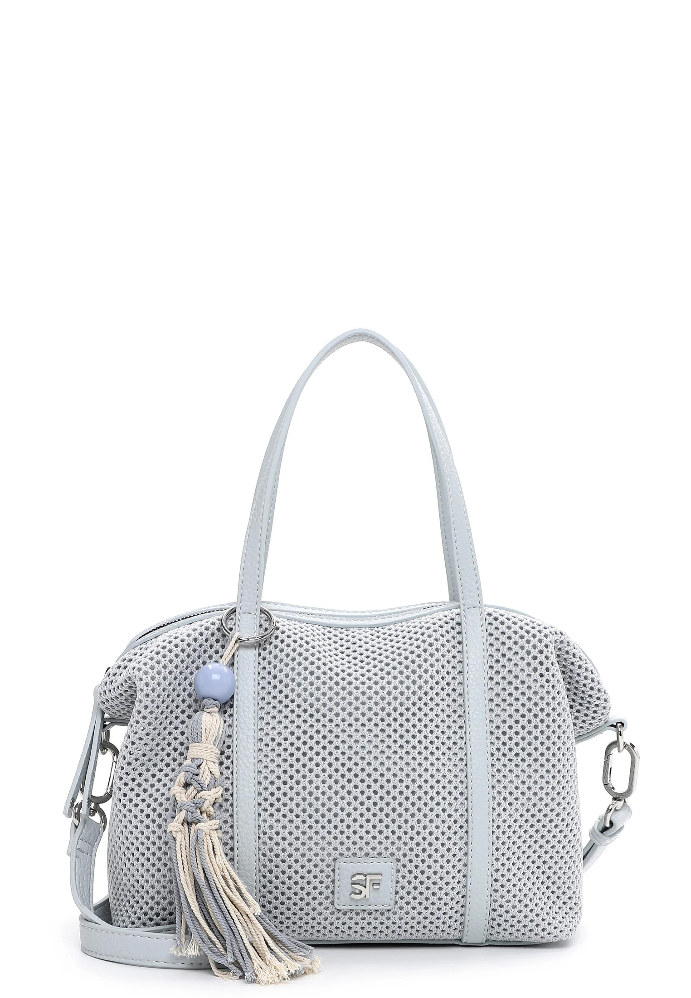 Shopper SFY Gitty &ndash; stijlvolle damestas van fijn synthetisch materiaal met ritssluiting

Een handtas is als een goede vriendin: je neemt haar overal mee naartoe en ze laat je nooit in de steek. Met de Shopper SFY Gitty van SURI FREY kies je voor een stijlvolle, praktische en betrouwbare tas die perfect past bij elke gelegenheid. Deze modieuze shopper combineert een modern design met functionaliteit, zodat je al je dagelijkse essentials gemakkelijk kunt meenemen.

De tas is gemaakt van hoogwaardig fijn synthetisch materiaal, wat niet alleen duurzaam is maar ook bijzonder onderhoudsvriendelijk. Dankzij het hoofdvak met ritssluiting zijn je spullen veilig opgeborgen. Het minimalistische uni-design met stoffen look maakt deze tas tot een echte blikvanger die moeiteloos te combineren is met verschillende outfits.

Praktisch en stijlvol voor elke dag

De SFY Gitty shopper is ontworpen voor vrouwen die er onderweg goed uit willen zien zonder in te leveren op functionaliteit. Het ruime hoofdvak biedt voldoende plek voor bijvoorbeeld je portemonnee, smartphone, oplader, make-up en zelfs een boek. Daarnaast zorgt het achtervak met ritssluiting ervoor dat je belangrijke spullen snel bij de hand hebt.

De zachte structuur zorgt ervoor dat de tas comfortabel tegen het lichaam aanligt. Een decoratieve hanger geeft de tas een extra modieuze uitstraling.

Meerdere draagmogelijkheden

Deze shopper is flexibel te dragen dankzij de verschillende draagopties. Gebruik de twee handgrepen voor een elegante look of draag de tas comfortabel over de schouder met de verstelbare en afneembare schouderriem. Zo past de tas zich moeiteloos aan jouw dagelijkse activiteiten aan.

Belangrijkste kenmerken

Merk: SURI FREY

Model: SFY Gitty Shopper

Materiaal: Fijn synthetisch materiaal (onderhoudsvriendelijk)

Sluiting: Ritssluiting

Hoofdvakken: 1 ruim hoofdvak

Binnenvakken:

1 binnenvak met ritssluiting

1 steekvak

Achtervak met ritssluiting

Draagopties: over de schouder of in de hand

Schouderriem: verstelbaar en afneembaar

Afmetingen

Lengte (diepte): 14 cm

Breedte: 37 cm

Hoogte: 23 cm

Lengte schouderriem: 160 cm