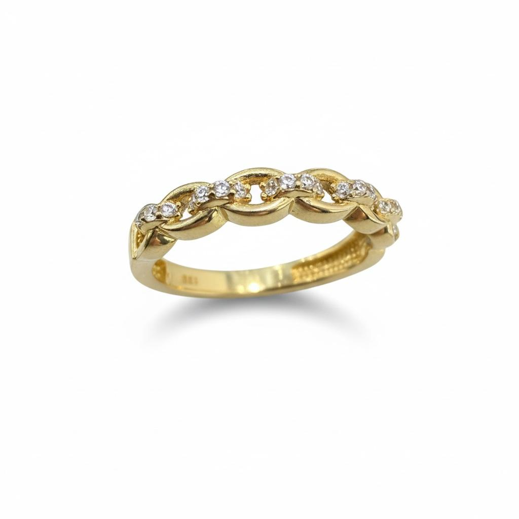 Gouden ring gemaakt van 14 karaat goud en bezet met zirkonia&rsquo;s. Het is een mooie keuze voor alledaagse gelegenheden en heeft maat 53. Deze ring combineert elegantie met eenvoud en kan solo gedragen worden of in combinatie met andere sieraden voor een verfijnde look. Perfect voor dagelijks gebruik.