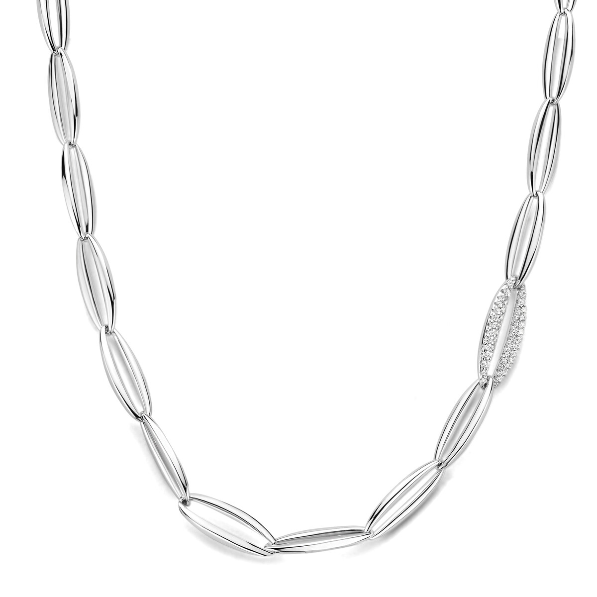 De Schakel Halsketting zilver N5B51 is een elegante ketting van 925 sterling zilver, met een lengte van 45 cm. Perfect voor elke gelegenheid, deze zilveren ketting kan zowel dagelijks als voor speciale gelegenheden gedragen worden. 1 schakel is bezet met zirkoontjes voor nog meer schittering. Combineer met andere zilveren sieraden om een tijdloze en verfijnde uitstraling te cre&euml;ren.