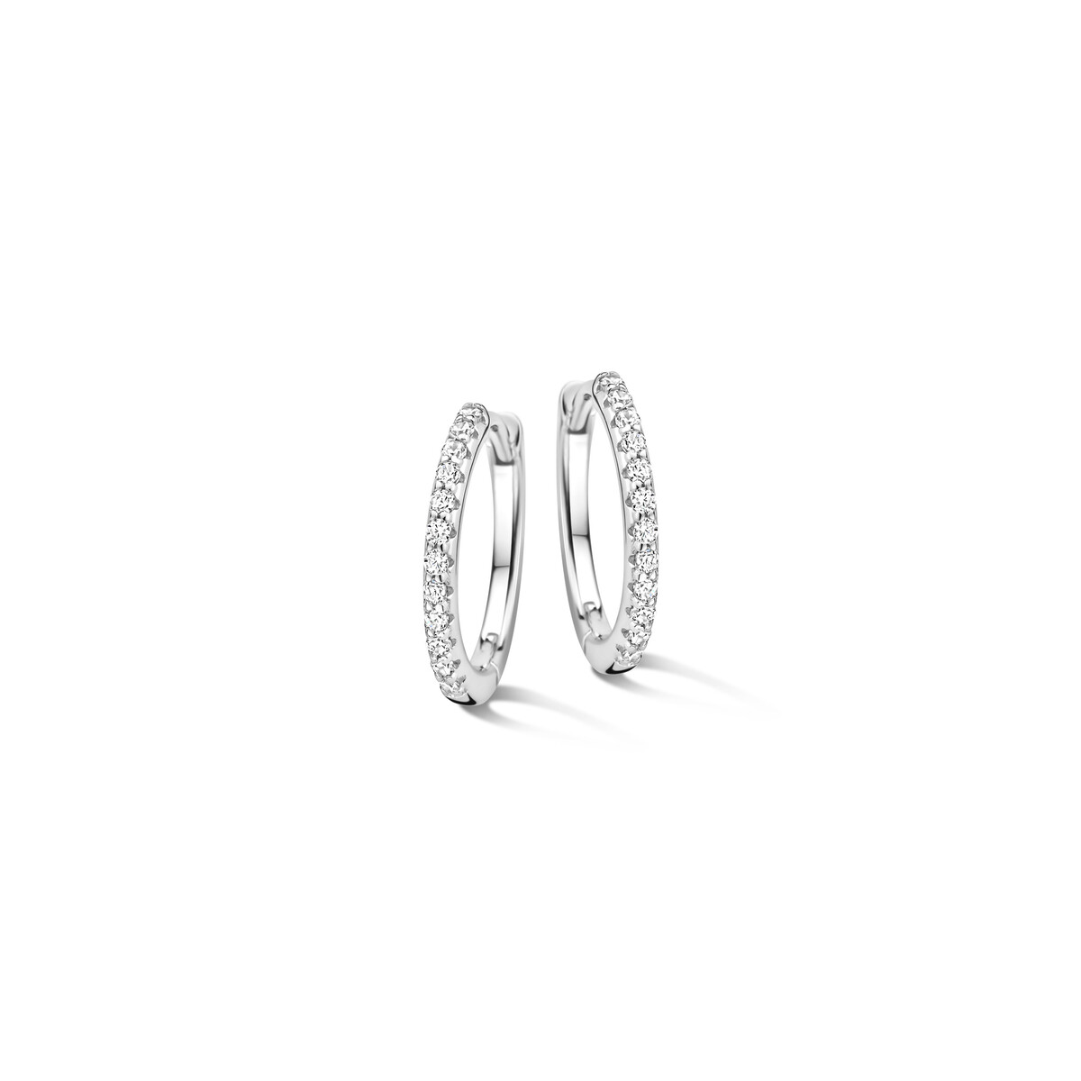 De Oorbelcreolen zijn prachtige zilverkleurige creolen versierd met sprankelende zirkoontjes. Ze zijn vervaardigd uit hoogwaardig 925 sterling zilver en meten 15 mm. Met een gewicht van 1,5 gram zijn ze licht en comfortabel te dragen. Perfect om elke outfit te verrijken met een elegante uitstraling. Geschikt voor dagelijks gebruik en speciale gelegenheden.