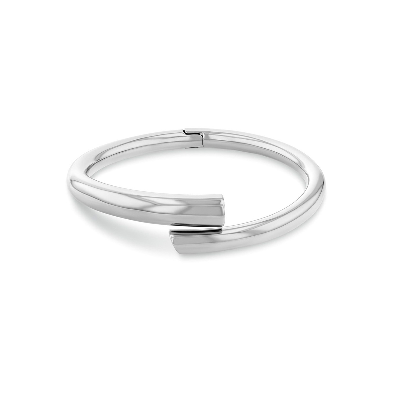 Calvin Klein CJ35000762 Dames Bangle Staal
Deze stalen dames armband van Calvin Klein met nr CJ35000762 heeft een strak uiterlijk. De stalen bangle heeft een sculpturale vorm, is gepolijst en sluit met een scharnier. Past om een pols van 17,5cm. Leuk te combineren met andere sieraden uit de serie van Calvin Klein.

OVER CALVIN KLEIN
Calvin Klein is een wereldwijd lifestylemerk dat gewaagde, vooruitstrevende idealen en een verleidelijke, vaak minimalistische, esthetiek nastreeft. Calvin Klein werd groot in de jaren 70 door haar mode- en merkjeans collecties. In de jaren 80 lanceerde Calvin Klein haar spraakmakende ondergoed dat uitdrukkelijk van logo &rsquo;s voorzien was. Vanwege het grote succes is het merk ook succesvol uitgerold in Accessoires, Parfums, Home, Brillen, Golf, Horloges en Sieraden.
Sinds de oprichting in 1968 door Calvin Klein, heeft het merk haar reputatie opgebouwd als leider in de Amerikaanse mode, dankzij een cleane esthetiek en innovatieve ontwerpen. Calvin Klein wil haar publiek verleiden en inspireren door middel van provocerende beelden en opvallende ontwerpen die prikkelen. 

SPECIFICATIES:
- Stalen dames bangle
- 17,5cm
- Zilverkleurig
- Glimmend
