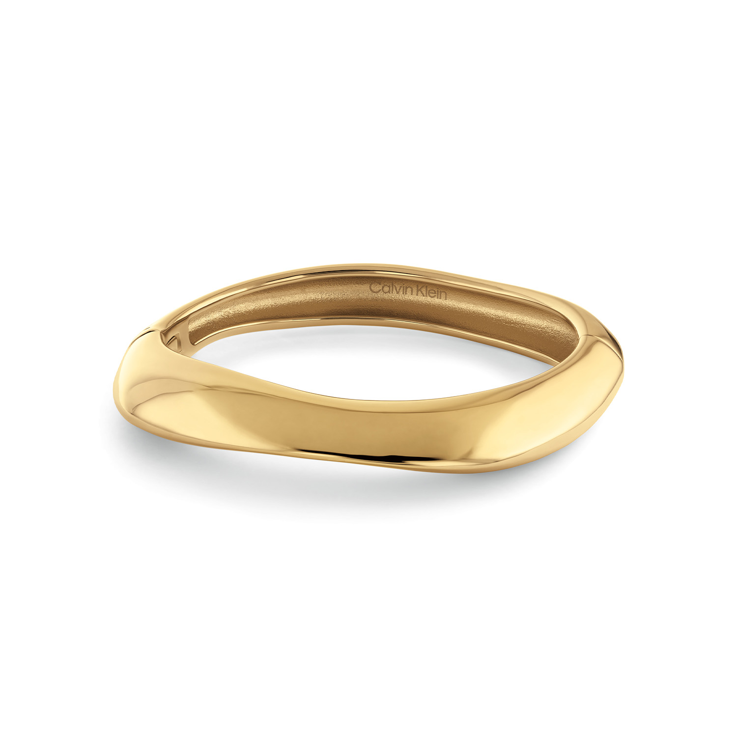 Calvin Klein CJ35000818 Dames Bangle Staal GP
Deze stalen dames bangle van Calvin Klein met nr CJ35000818 heeft een sierlijk uiterlijk. De goudkleurige stijve armband heeft een sculpturale vorm, is glimmend, 7mm breed, en geschikt voor een pols van 17,5cm. Leuk te combineren met andere sieraden uit de serie van Calvin Klein.

OVER CALVIN KLEIN
Calvin Klein is een wereldwijd lifestylemerk dat gewaagde, vooruitstrevende idealen en een verleidelijke, vaak minimalistische, esthetiek nastreeft. Calvin Klein werd groot in de jaren 70 door haar mode- en merkjeans collecties. In de jaren 80 lanceerde Calvin Klein haar spraakmakende ondergoed dat uitdrukkelijk van logo &rsquo;s voorzien was. Vanwege het grote succes is het merk ook succesvol uitgerold in Accessoires, Parfums, Home, Brillen, Golf, Horloges en Sieraden.
Sinds de oprichting in 1968 door Calvin Klein, heeft het merk haar reputatie opgebouwd als leider in de Amerikaanse mode, dankzij een cleane esthetiek en innovatieve ontwerpen. Calvin Klein wil haar publiek verleiden en inspireren door middel van provocerende beelden en opvallende ontwerpen die prikkelen. 

SPECIFICATIES:
- Stalen dames bangle
- 17,5cm
- Goudkleurig
- Glimmend