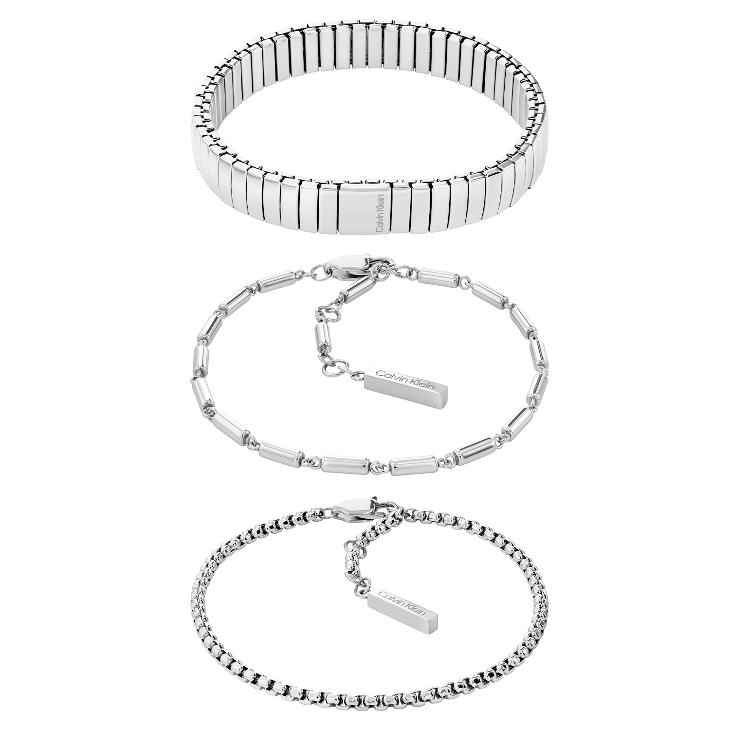 Calvin Klein CJ35000837 Dames Armband set Staal
Deze stalen dames armband set van Calvin Klein met nr CJ35000837 heeft een speels uiterlijk. De set bestaat uit 3 stalen armbanden ieder met een verschillende schakel. De eerste is breed glanzend en strak, de 2e heeft fijne buisjes aan elkaar met een tussenoog, de 3e heeft een jasseron schakel. De 2 schakelarmbanden hebben verlengkettinkjes en sluiten met een cartierslot. Leuk te combineren met andere sieraden uit de serie van Calvin Klein.

OVER CALVIN KLEIN
Calvin Klein is een wereldwijd lifestylemerk dat gewaagde, vooruitstrevende idealen en een verleidelijke, vaak minimalistische, esthetiek nastreeft. Calvin Klein werd groot in de jaren 70 door haar mode- en merkjeans collecties. In de jaren 80 lanceerde Calvin Klein haar spraakmakende ondergoed dat uitdrukkelijk van logo &rsquo;s voorzien was. Vanwege het grote succes is het merk ook succesvol uitgerold in Accessoires, Parfums, Home, Brillen, Golf, Horloges en Sieraden.
Sinds de oprichting in 1968 door Calvin Klein, heeft het merk haar reputatie opgebouwd als leider in de Amerikaanse mode, dankzij een cleane esthetiek en innovatieve ontwerpen. Calvin Klein wil haar publiek verleiden en inspireren door middel van provocerende beelden en opvallende ontwerpen die prikkelen. 

SPECIFICATIES:
- Stalen dames armband set
- Lengte verstelbaar 18,5cm
- Zilverkleurig
- Glimmend