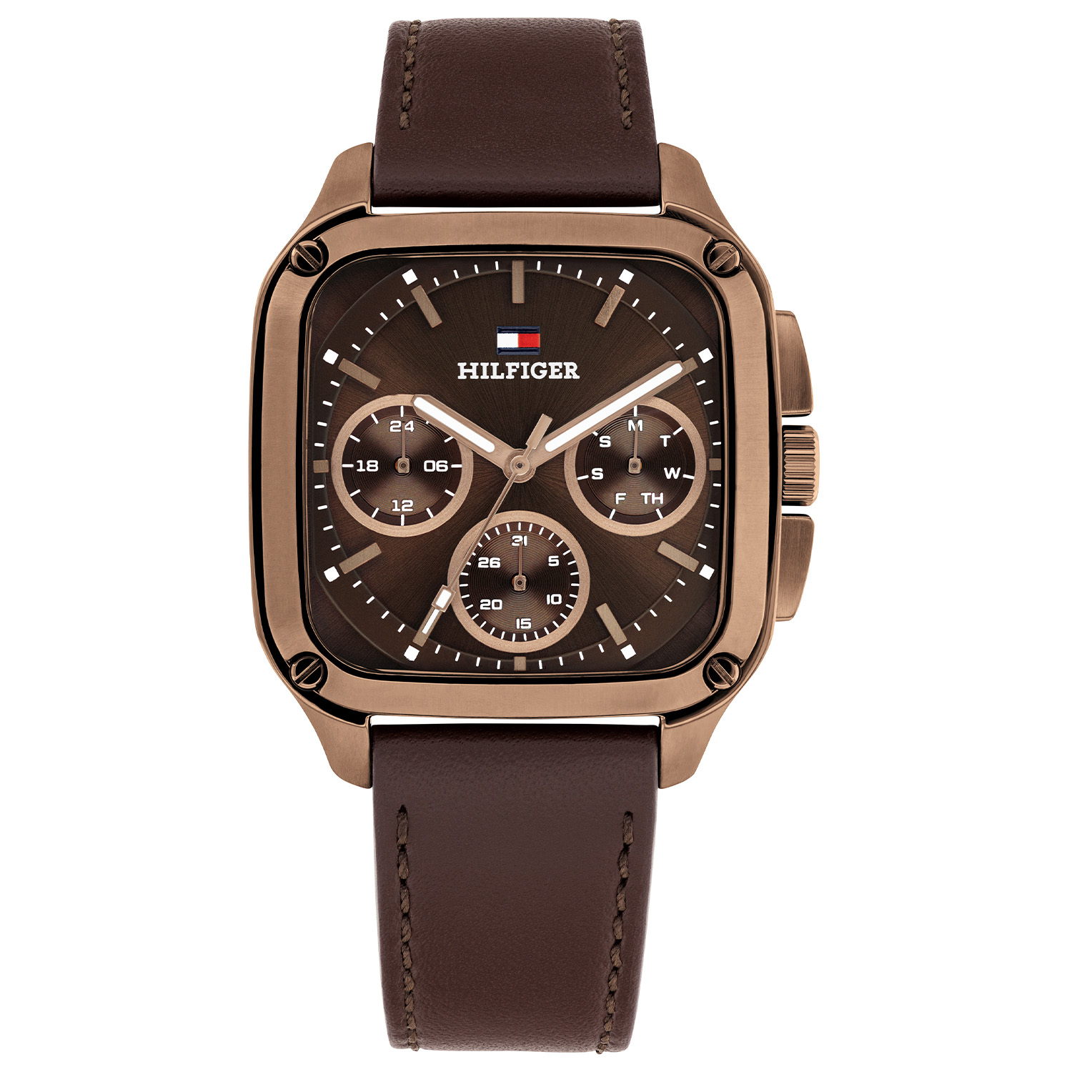 Tommy Hilfiger TH1792221 Horloge Heren Staal 37x39mm
Dit specifieke horloge van Tommy Hilfiger uit de Herald serie met artikelnr: TH1792221 is een casual herenhorloge die niet in je collectie mag ontbreken. Het stalen herenhorloge heeft een rechthoekige ros&eacute;kleurige kast met een bezel met op iedere hoek een schroefje en een bruine wijzerplaat met een dag, datum en 24-uursaanduiding. De kronen zijn mooi afgerond aan het strakke horloge. Aan de kast zit een bruine lerenband met een gespsluiting. Het horloge heeft een mineraalglas, een afmeting van 37x39mm en is 5ATM.  

Het merk:
Sinds de lancering van het merk in 1985 is Tommy Hilfiger wereldwijd bekend geworden als pionier van de klassieke Amerikaanse coole stijl. Ge&iuml;nspireerd door de iconische popcultuur en het Amerikaanse erfgoed. De dames en herencollectie van dit seizoen bestaan uit minimalistische silhouetten en rustieke lederen details. De herenhorlogecollectie biedt iconische uurwerken met roestvrijstalen, lederen en siliconen banden.

Specificaties:
- Mineraalglas
- Rechte kast 37x39mm
- Ros&eacute;kleurige kast
- Bruine wijzerplaat
- Bruine lerenband 
- 5ATM