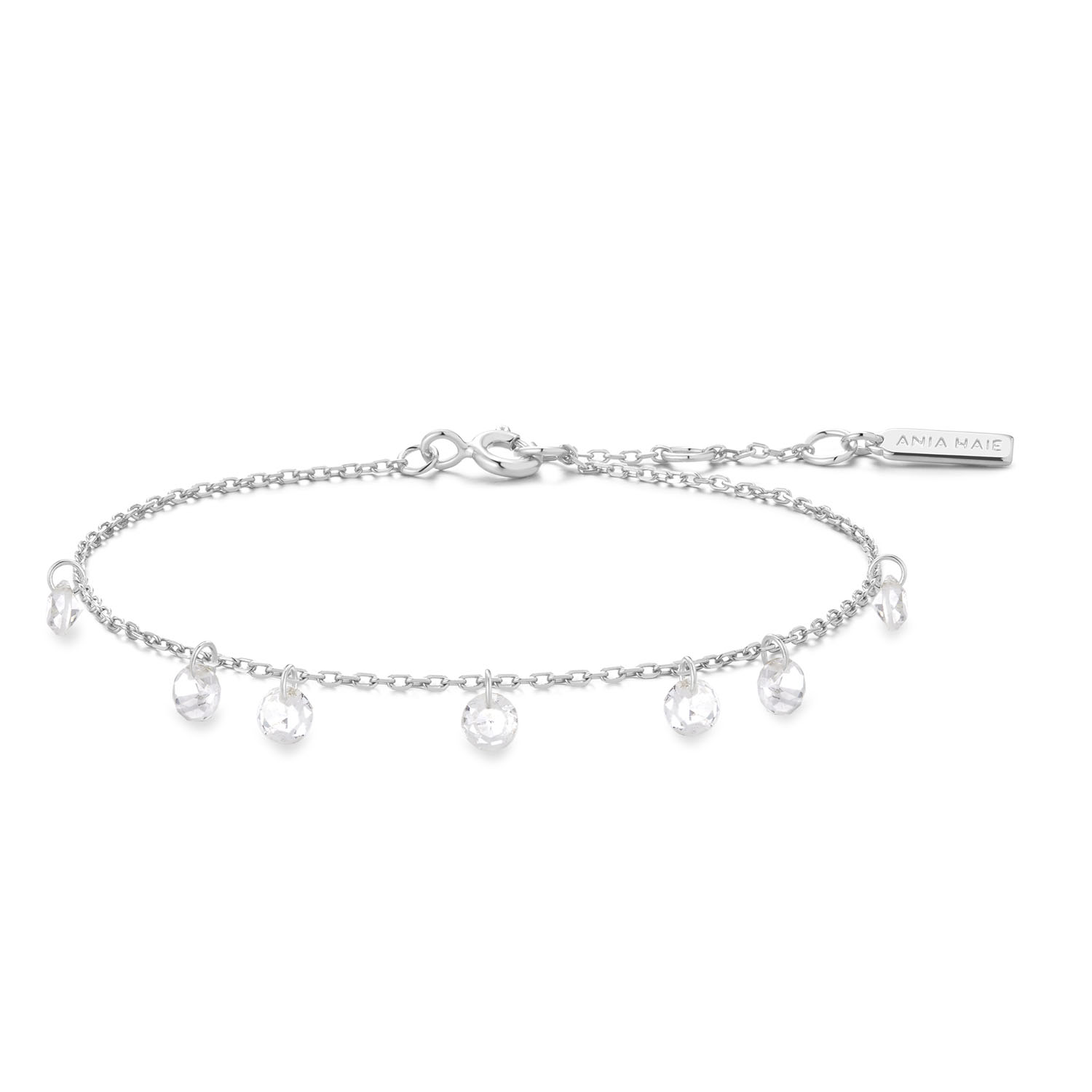 Voor de romantische vrouw die de belangrijke momenten van het leven koestert. Deze armband heeft  bungelende zirkonia verdeeld over de lengte, die elk het licht weerkaatsen als dauwdruppels. Sierlijk speels en fijn draagbaar, ​​perfect om alleen te dragen of te combineren met je favoriete sieraden om je unieke verhaal te vertellen.

HET MERK
Ge&iuml;nspireerd door de laatste fashion trends is Ania Haie het toonaangevende sieradenmerk voor hoogkwalitatieve maar ook betaalbare zilveren sieraden, zonder op de kwaliteit in te leveren. Iedere collectie is gebaseerd op de laatste catwalktrends, waardoor Ania Haie snel tot h&eacute;t sieradenmerk voor stijlbewuste consumenten is verkozen. Elk sieraad wordt ontworpen om te combineren met andere sieraden waardoor je je eigen look kunt cre&euml;ren. Maar ook zijn Ania Haie sieraden opvallend genoeg om op zichzelf te dragen.

SPECIFICATIES
- Ania Haie
- Armband
- 925 zilver
- Lengte 18,5cm
- AH B074-05H