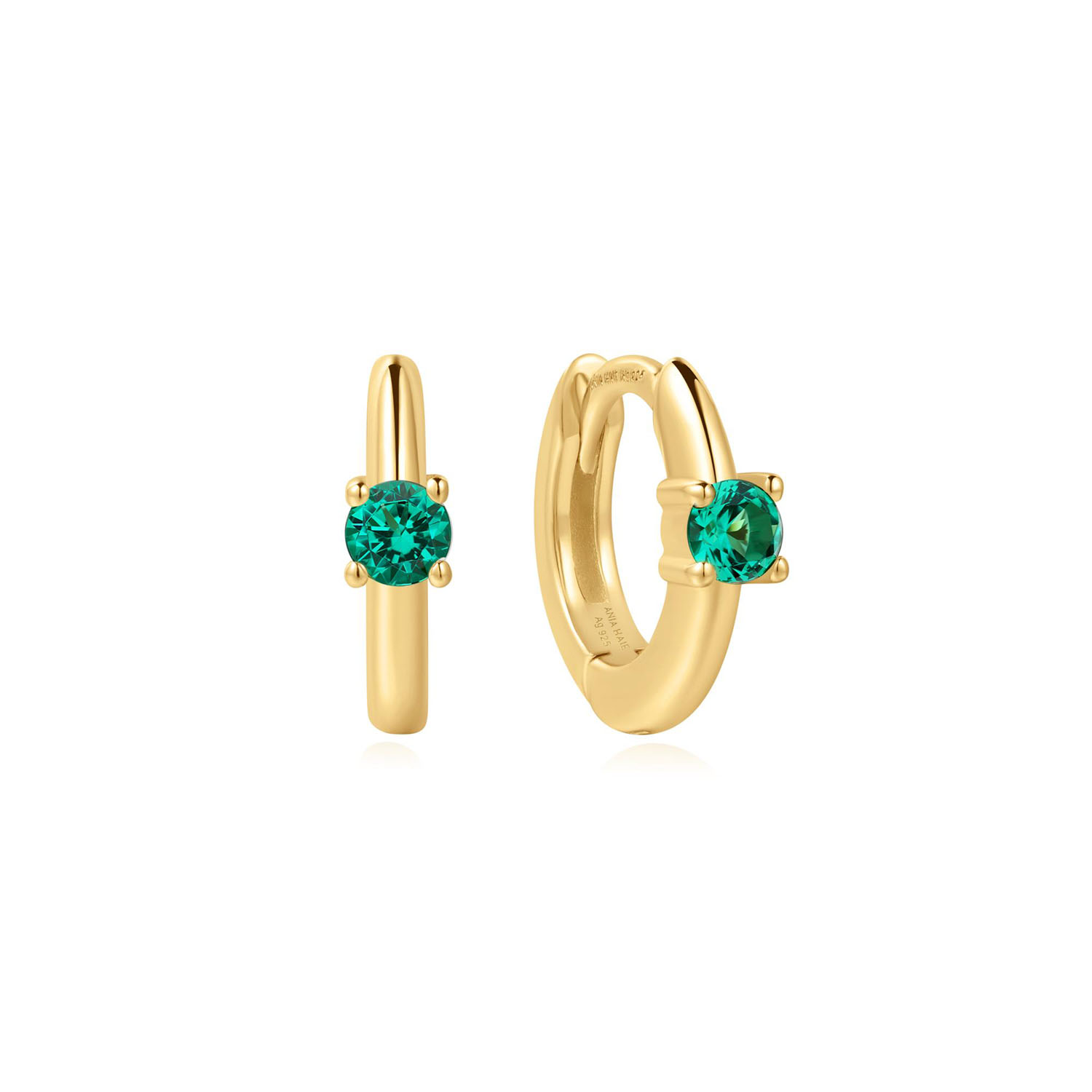 Voor wie vreugde met zelfvertrouwen uitstraalt. Deze huggie-oorbellen zijn elegant gezet met een levendige groene zirkonia, die het licht vangt bij elke beweging. Het tijdloze ontwerp biedt een perfecte balans tussen sprankeling en verfijnde veelzijdigheid, waardoor ze perfect in je dagelijks leven passen, een viering van de rustige, vreugdevolle momenten.

HET MERK
Ge&iuml;nspireerd door de laatste fashion trends is Ania Haie het toonaangevende sieradenmerk voor hoogkwalitatieve maar ook betaalbare zilveren sieraden, zonder op de kwaliteit in te leveren. Iedere collectie is gebaseerd op de laatste catwalktrends, waardoor Ania Haie snel tot h&eacute;t sieradenmerk voor stijlbewuste consumenten is verkozen. Elk sieraad wordt ontworpen om te combineren met andere sieraden waardoor je je eigen look kunt cre&euml;ren. Maar ook zijn Ania Haie sieraden opvallend genoeg om op zichzelf te dragen.

SPECIFICATIES
- Ania Haie
- Oorsieraad
- 925 zilver met gold plating
- Lengte 7,5mm
- AH E073-02G