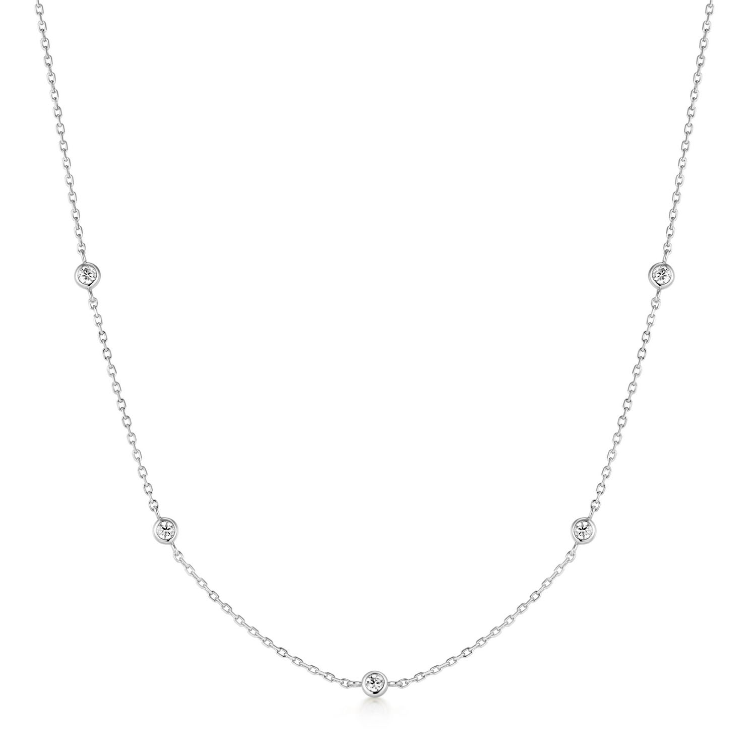 Het Ania Haie zilveren collier, is een elegante ketting van 2,18 gram met een breedte en diepte van 2,0. Het is gemaakt van hoogwaardig zilver en bezet met schitterende zirconia steentjes. Perfect te dragen bij zowel dagelijkse outfits als feestelijke gelegenheden, een subtiele maar verfijnde toevoeging aan elke look.