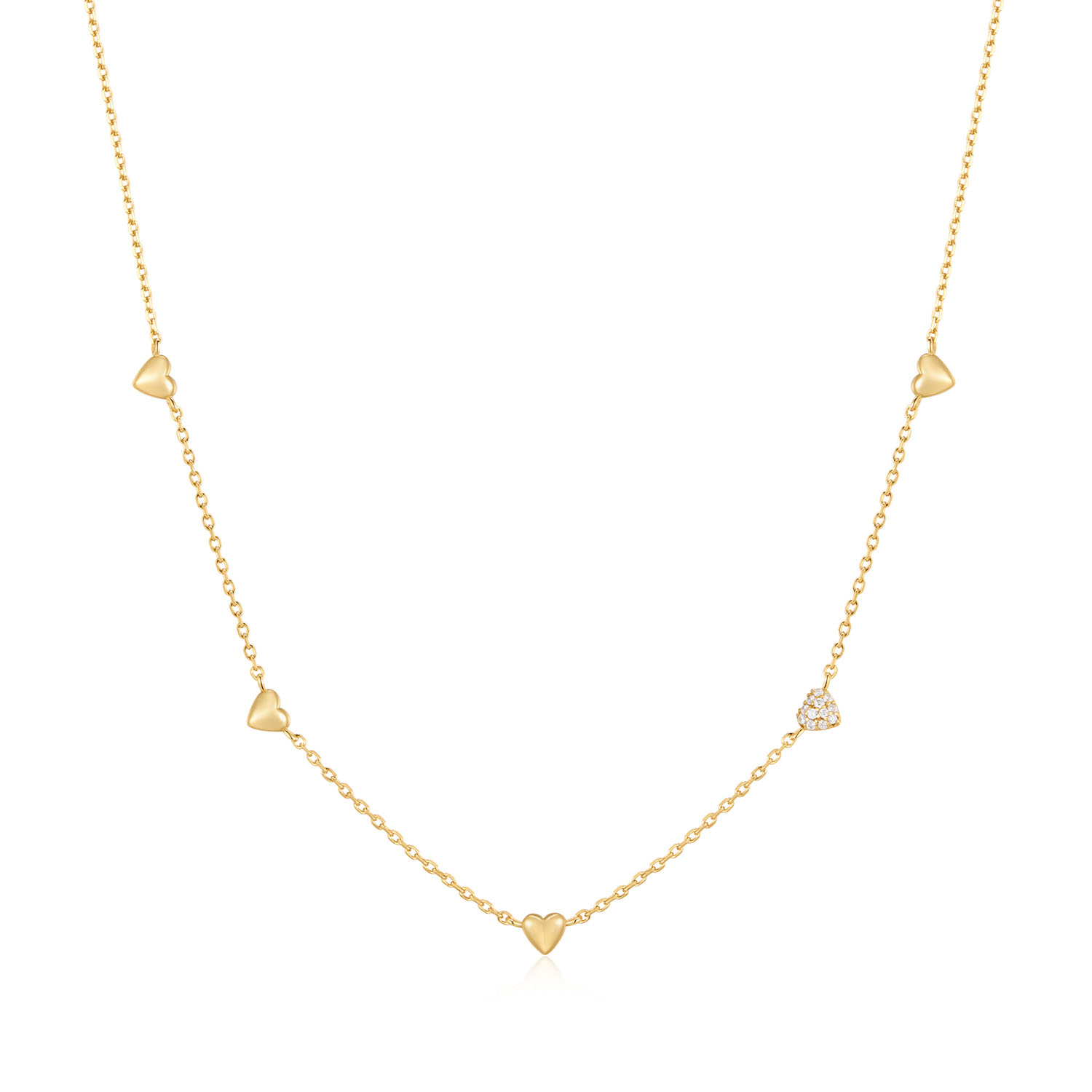 Voor de romantische vrouw die de bijzondere momenten in het leven koestert. Deze ketting heeft een reeks hartjes, waarvan er &eacute;&eacute;n bezet is met zirkonia steentjes, terwijl de andere een gepolijste, gladde afwerking hebben. Elk hartje weerkaatst het licht met een speelse glans, waardoor elke outfit een persoonlijk feestje wordt, perfect te combineren met je favoriete sieraden voor een vleugje romantiek.

HET MERK
Ge&iuml;nspireerd door de laatste fashion trends is Ania Haie het toonaangevende sieradenmerk voor hoogkwalitatieve maar ook betaalbare zilveren sieraden, zonder op de kwaliteit in te leveren. Iedere collectie is gebaseerd op de laatste catwalktrends, waardoor Ania Haie snel tot h&eacute;t sieradenmerk voor stijlbewuste consumenten is verkozen. Elk sieraad wordt ontworpen om te combineren met andere sieraden waardoor je je eigen look kunt cre&euml;ren. Maar ook zijn Ania Haie sieraden opvallend genoeg om op zichzelf te dragen.

SPECIFICATIES
- Ania Haie
- Ketting
- 925 zilver met gold plating
- Lengte 45cm
- AH N074-05G