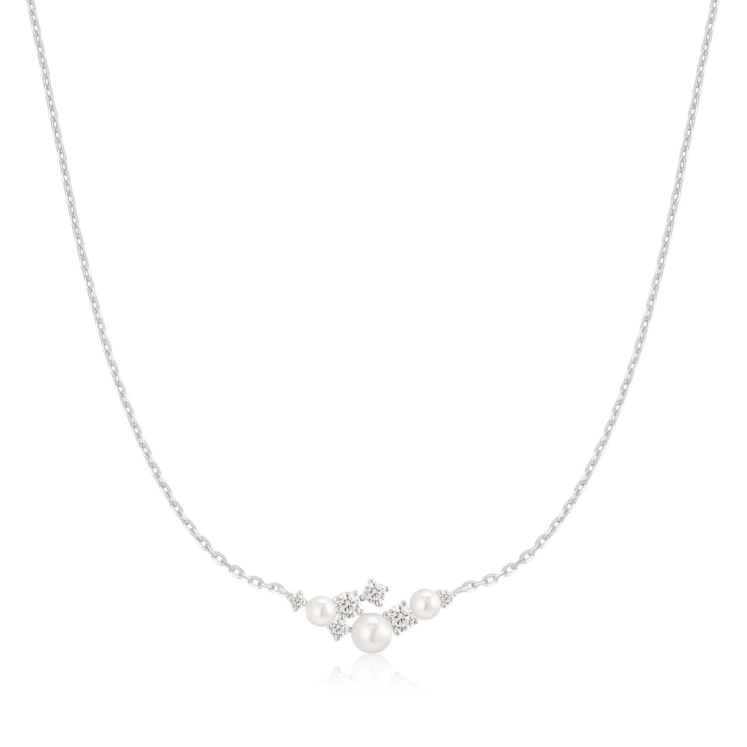 Deze ketting is op kunstzinnige manier gerangschikt in een bloemachtige vorm en combineert stralende schelpparels en schitterende zirkonia's voor een verfijnd effect. Ontworpen voor diegenen die details waarderen, vangt de ketting het licht met een zachte gloed en prachtige fonkeling. Combineer hem met schakelkettingen voor een look die helemaal van jou is en geef je dagelijkse stijl een persoonlijke touch.

HET MERK
Ge&iuml;nspireerd door de laatste fashion trends is Ania Haie het toonaangevende sieradenmerk voor hoogkwalitatieve maar ook betaalbare zilveren sieraden, zonder op de kwaliteit in te leveren. Iedere collectie is gebaseerd op de laatste catwalktrends, waardoor Ania Haie snel tot h&eacute;t sieradenmerk voor stijlbewuste consumenten is verkozen. Elk sieraad wordt ontworpen om te combineren met andere sieraden waardoor je je eigen look kunt cre&euml;ren. Maar ook zijn Ania Haie sieraden opvallend genoeg om op zichzelf te dragen.

SPECIFICATIES
- Ania Haie
- Ketting
- 925 zilver
- Lengte 45cm
- AH N074-06H