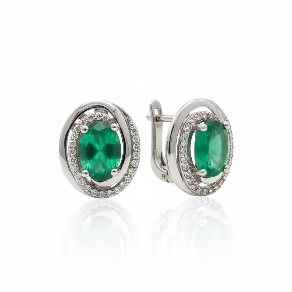 Witgouden klapoorringen met synthetisch smaragd van 1e klasse in 14 kt witgoud, afmetingen 14x12mm. Dit product, valt onder de categorie 'Jewel' als 'Stud Earrings', subtype 'White Golden'. Perfect om dagelijks te dragen voor een elegante look of tijdens speciale gelegenheden. Combineer met andere witgouden sieraden voor een verfijnde uitstraling.