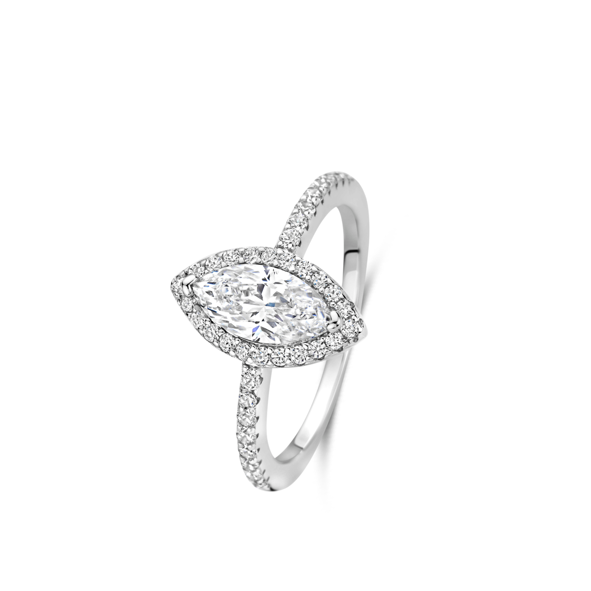 De Zilveren ring bezet met markies zirkoon in het midden en rondom en op de band kleine zirkoontjes is een elegante prachtige ring die kan dienen als verloving of  aanvulling op je sieradencollectie. 