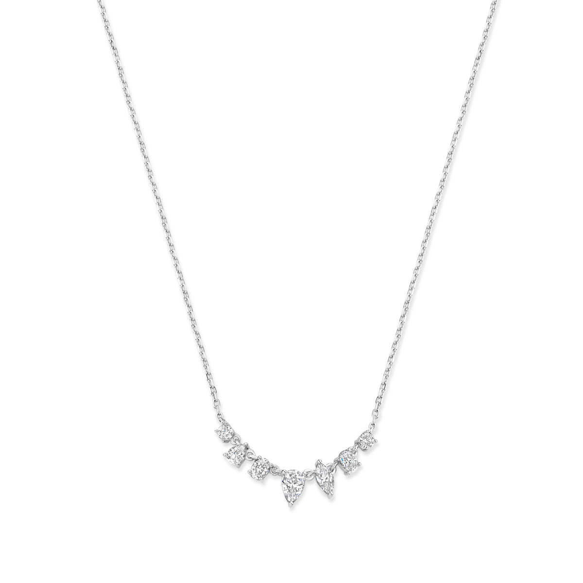 Deze elegante zilveren halsketting is gemaakt van hoogwaardig 925 sterling zilver en versierd met schitterende zirkoontjes in het midden. Met een lengte van 45 cm en een gewicht van 3,1 gram, is hij ideaal voor dagelijks gebruik of speciale gelegenheden. Perfect om te dragen met een V-hals jurk of een stijlvolle blouse.