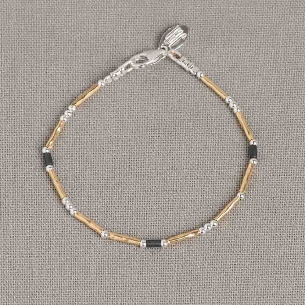 Een verfijnde armband waarin Goldfilled, 925 sterling zilver en Hematiet samenkomen in een elegant spel van contrast. Prachtig om solo te dragen of te combineren met het bijpassende collier.
Lengte: 18,5 cm, ook verkrijgbaar in andere lengtes