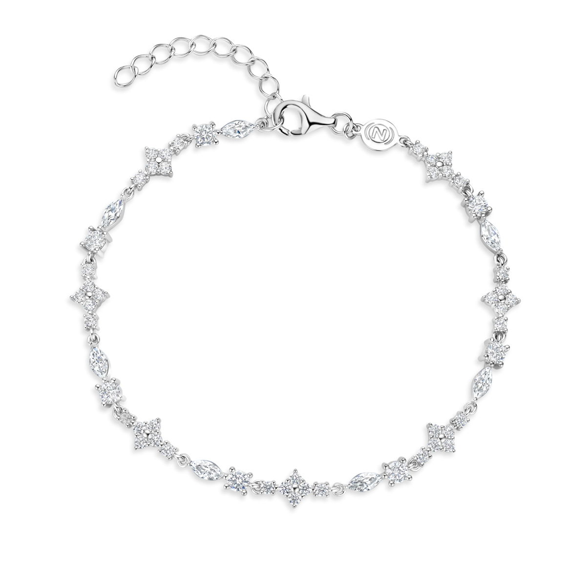 Deze zilveren armband is volledig bezet met schitterende zirkonen en heeft een lengte van 17,5 cm met nog een verlenging tot 20cm. Het tijdloze design maakt het een klassieke toevoeging aan elke sieradencollectie. Draag deze elegante armband solo voor een verfijnde look of combineer met andere armbanden voor een meer gelaagde, modieuze uitstraling. Perfect voor elke gelegenheid!