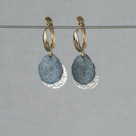 Oorhanger duo cirkel. De oorsteker is gemaakt van 10 karaat en de hangertjes van 925 (geoxideerd) sterling zilver. Combineer deze oorbellen met en mooi collier, ring en armband voor een complete look!
