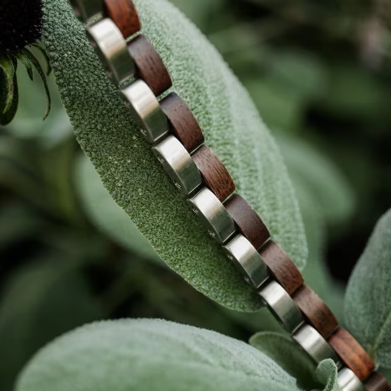 Onze bestseller, de Duet Bandlet, combineert op bijzondere wijze hoogwaardig roestvrij staal in zilver met uniek walnoothout. Dankzij het klassieke, maar toch veelzijdige ontwerp, kan deze armband op talloze manieren gecombineerd worden en biedt hij maximaal draagcomfort.