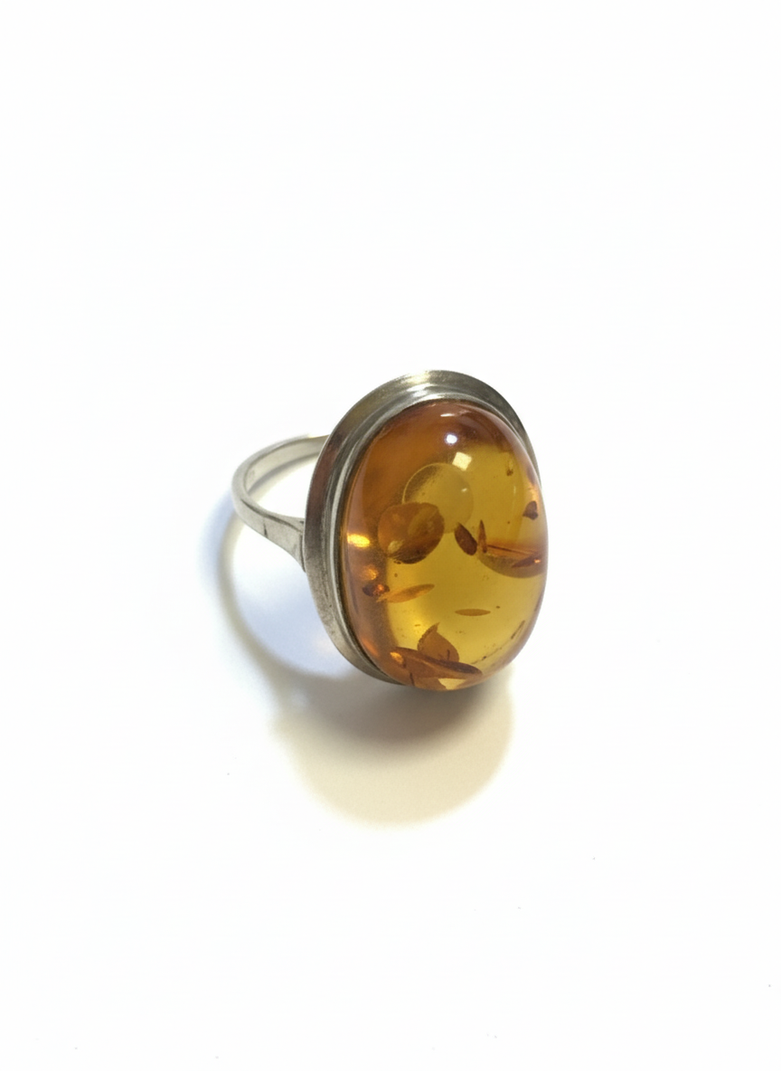 Zilveren ring met een barnsteen 