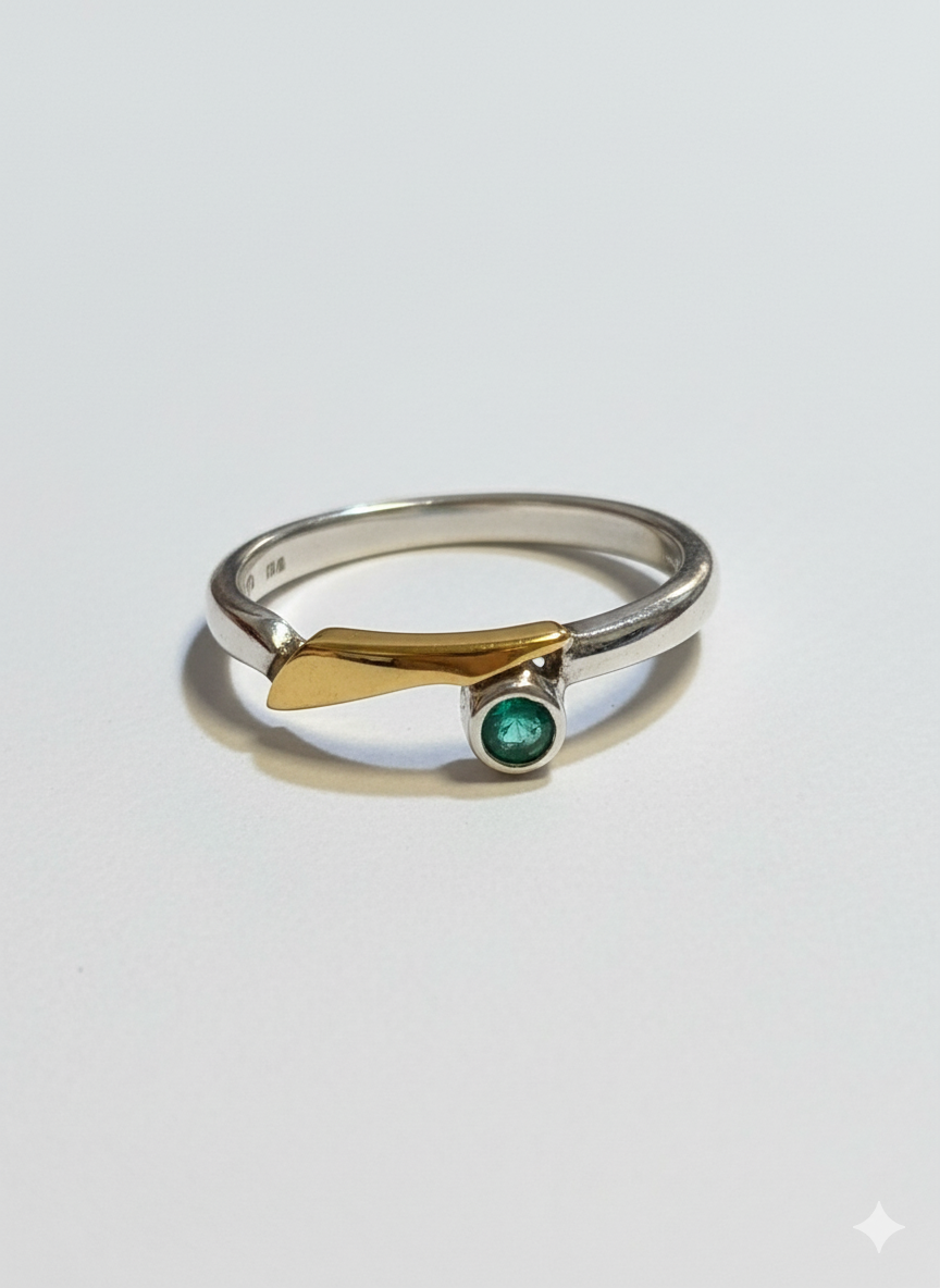 Zilveren ring met smaragd en 14 karaats goud