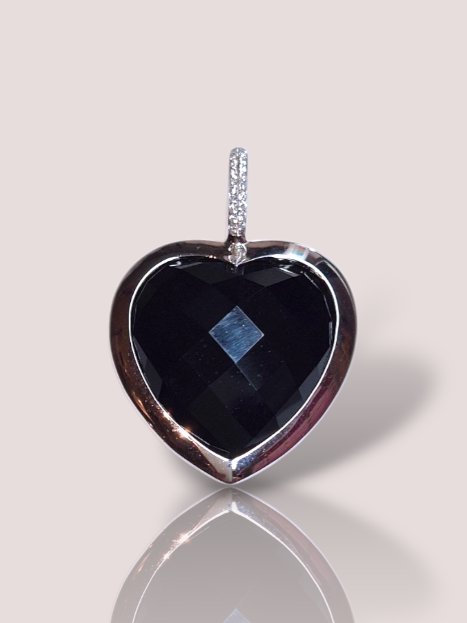 De Vintage 18k witgouden hanger met onyx en diamanten is een stijlvolle en elegante sieradenkeuze. Deze prachtige hanger valt onder de categorie witgouden hangers en combineert de klassieke uitstraling van onyx met de sprankeling van diamanten. Draag hem met een fijne ketting voor een verfijnde look bij elke gelegenheid.

De hanger is 4,5 cm hoog en bevat 24 kleine diamantjes.